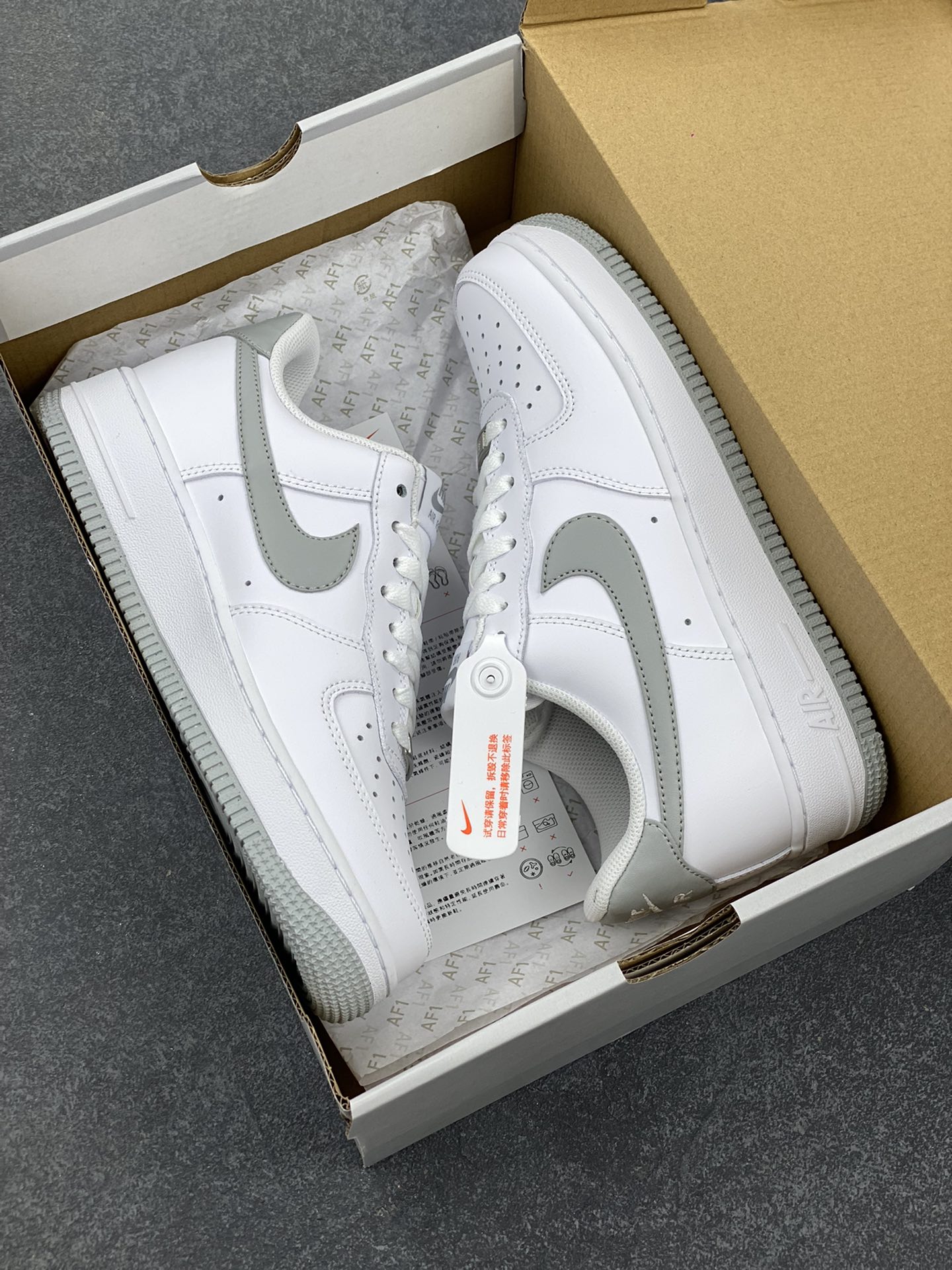 图片[9]-Nike Air Force 1‘07 Low 白灰 空军一号低帮休闲板鞋 原楦头原纸板 打造纯正空军版型#专注外贸渠道 全掌内置蜂窝气垫 #原盒配件 原厂中底钢印、拉帮完美 货号：FJ4146-100 尺码：36 36.5 37.5 38 38.5 39 40 40.5 41 42 42.5 43 44 44.5 45-选品中心