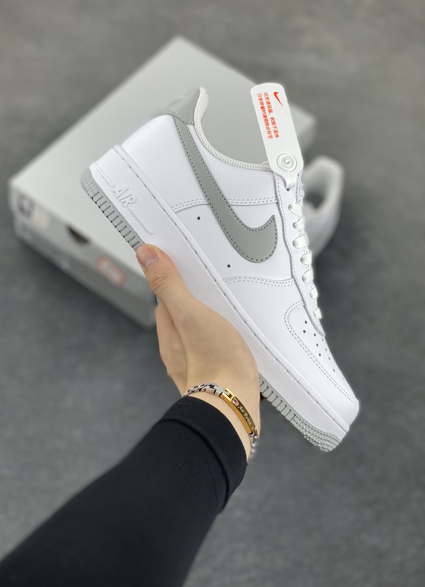 Nike Air Force 1‘07 Low 白灰 空军一号低帮休闲板鞋 原楦头原纸板 打造纯正空军版型#专注外贸渠道 全掌内置蜂窝气垫 #原盒配件 原厂中底钢印、拉帮完美 货号:FJ4146-100 尺码:36 36.5 37.5 38 38.5 39 40 40.5 41 42 42.5 43 44 44.5 45-选品中心