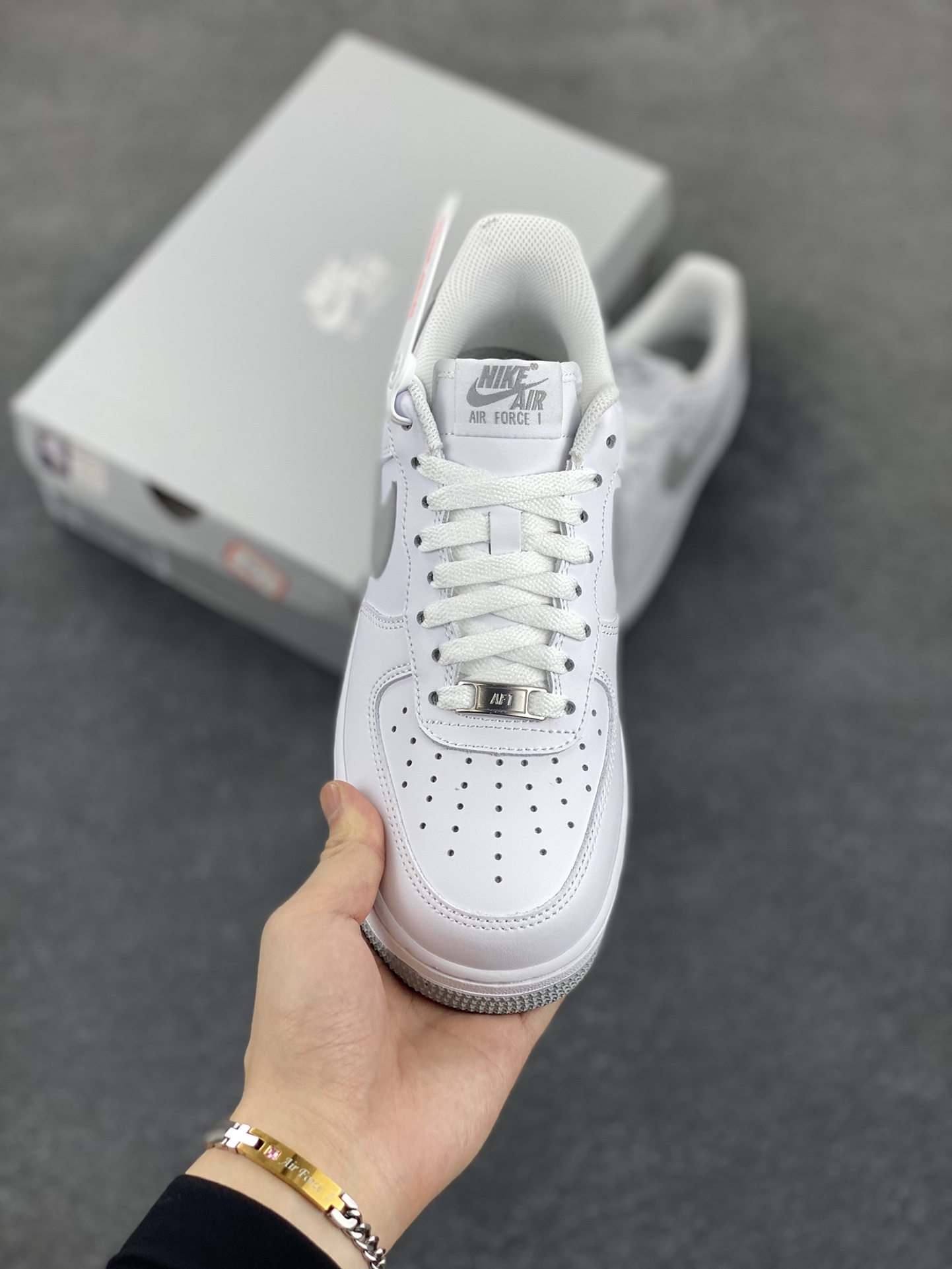 图片[2]-Nike Air Force 1‘07 Low 白灰 空军一号低帮休闲板鞋 原楦头原纸板 打造纯正空军版型#专注外贸渠道 全掌内置蜂窝气垫 #原盒配件 原厂中底钢印、拉帮完美 货号：FJ4146-100 尺码：36 36.5 37.5 38 38.5 39 40 40.5 41 42 42.5 43 44 44.5 45-选品中心
