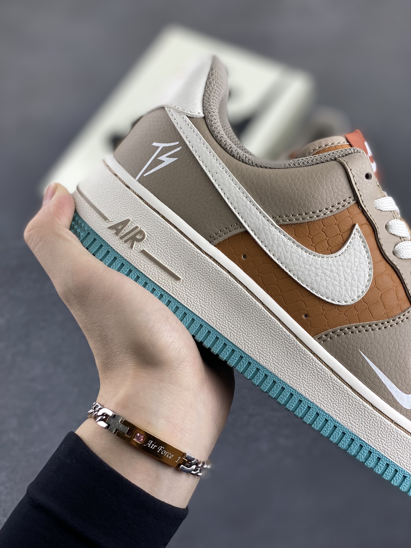 图片[6]-NIke Air Force 1 \’07 Low TS联名-灰棕小白勾 空军一号低帮 运动鞋 休闲鞋 折边针车 工艺难度大 原楦头原纸板 原装鞋盒 定制五金配件 内置全掌气垫 原厂鞋底 货号：LW9279-006 尺码：36 36.5 37.5 38 38.5 39 40 40.5 41 42 42.5 43 44 44.5 45-选品中心