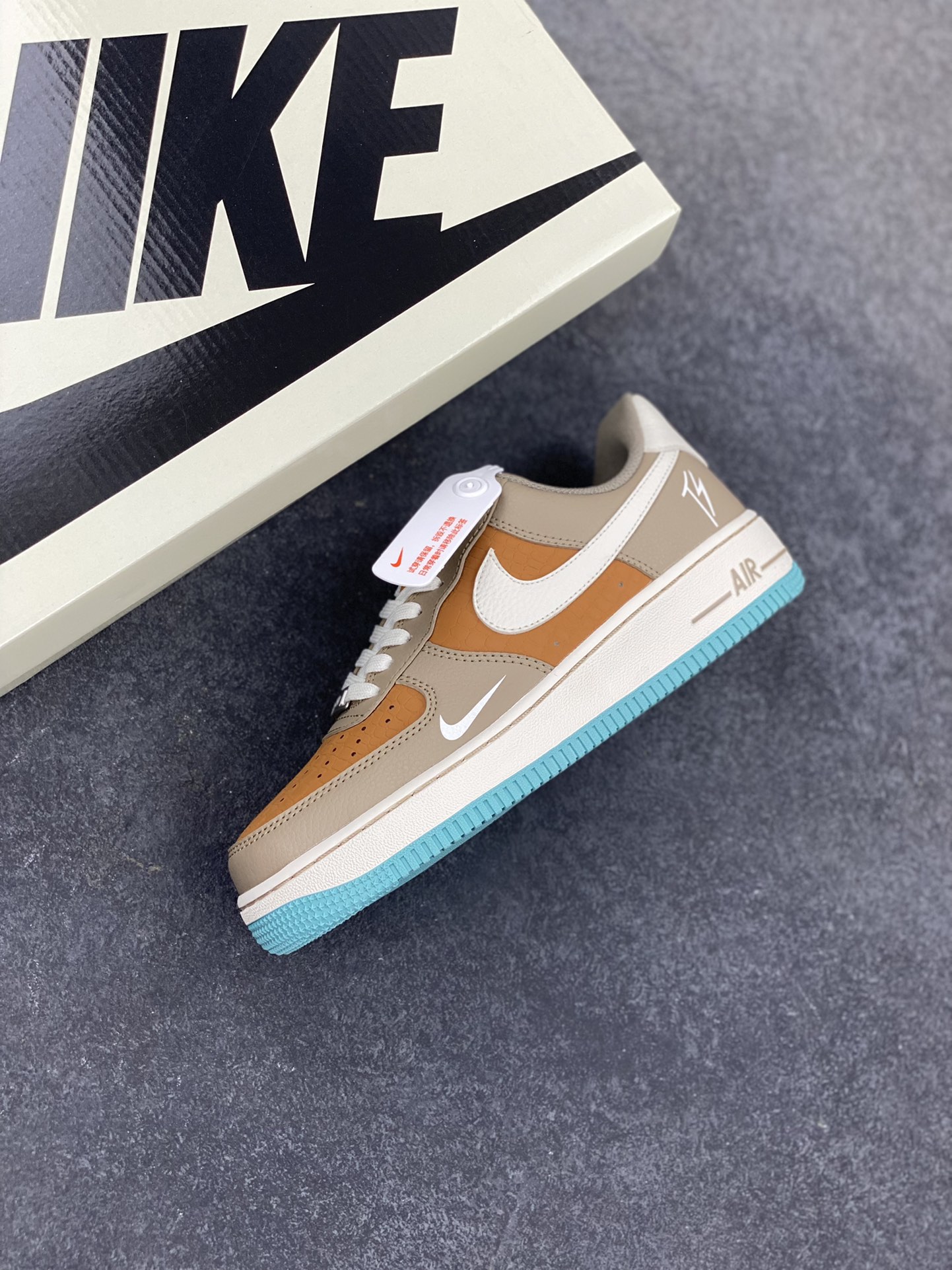 图片[7]-NIke Air Force 1 \’07 Low TS联名-灰棕小白勾 空军一号低帮 运动鞋 休闲鞋 折边针车 工艺难度大 原楦头原纸板 原装鞋盒 定制五金配件 内置全掌气垫 原厂鞋底 货号：LW9279-006 尺码：36 36.5 37.5 38 38.5 39 40 40.5 41 42 42.5 43 44 44.5 45-选品中心