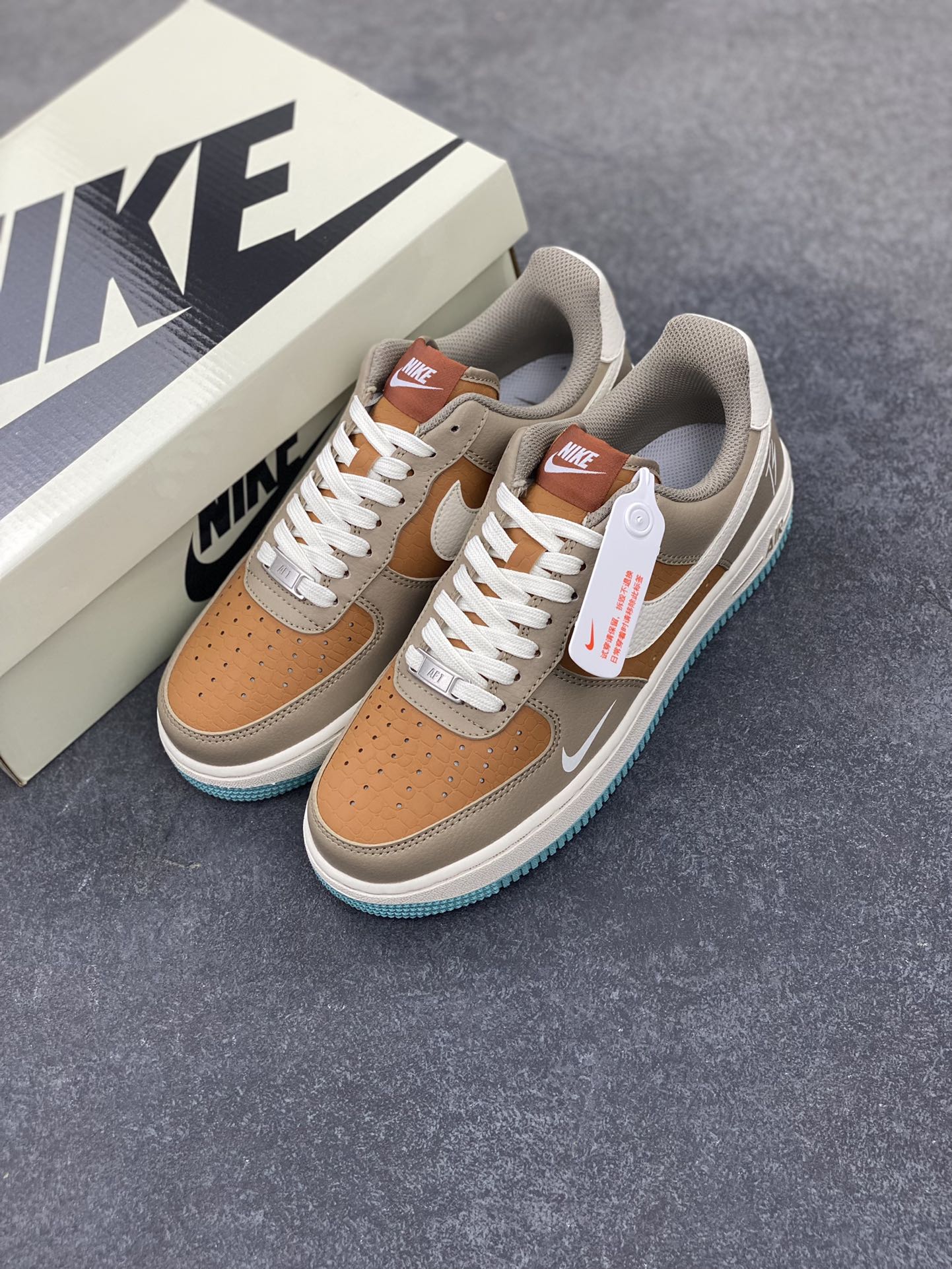 图片[8]-NIke Air Force 1 \’07 Low TS联名-灰棕小白勾 空军一号低帮 运动鞋 休闲鞋 折边针车 工艺难度大 原楦头原纸板 原装鞋盒 定制五金配件 内置全掌气垫 原厂鞋底 货号：LW9279-006 尺码：36 36.5 37.5 38 38.5 39 40 40.5 41 42 42.5 43 44 44.5 45-选品中心