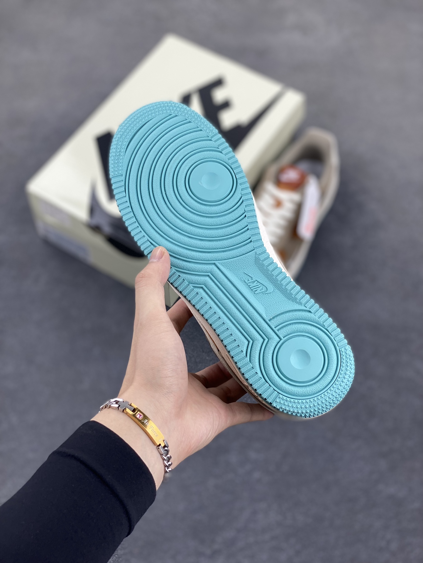 图片[5]-NIke Air Force 1 \’07 Low TS联名-灰棕小白勾 空军一号低帮 运动鞋 休闲鞋 折边针车 工艺难度大 原楦头原纸板 原装鞋盒 定制五金配件 内置全掌气垫 原厂鞋底 货号：LW9279-006 尺码：36 36.5 37.5 38 38.5 39 40 40.5 41 42 42.5 43 44 44.5 45-选品中心