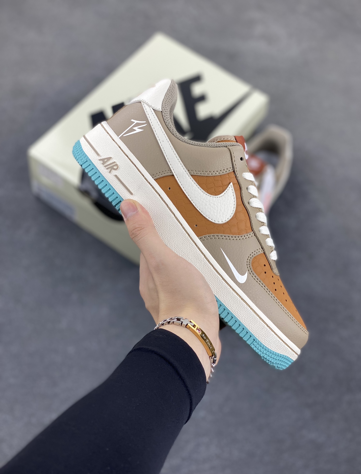 NIke Air Force 1 \’07 Low TS联名-灰棕小白勾 空军一号低帮 运动鞋 休闲鞋 折边针车 工艺难度大 原楦头原纸板 原装鞋盒 定制五金配件 内置全掌气垫 原厂鞋底 货号:LW9279-006 尺码:36 36.5 37.5 38 38.5 39 40 40.5 41 42 42.5 43 44 44.5 45-选品中心