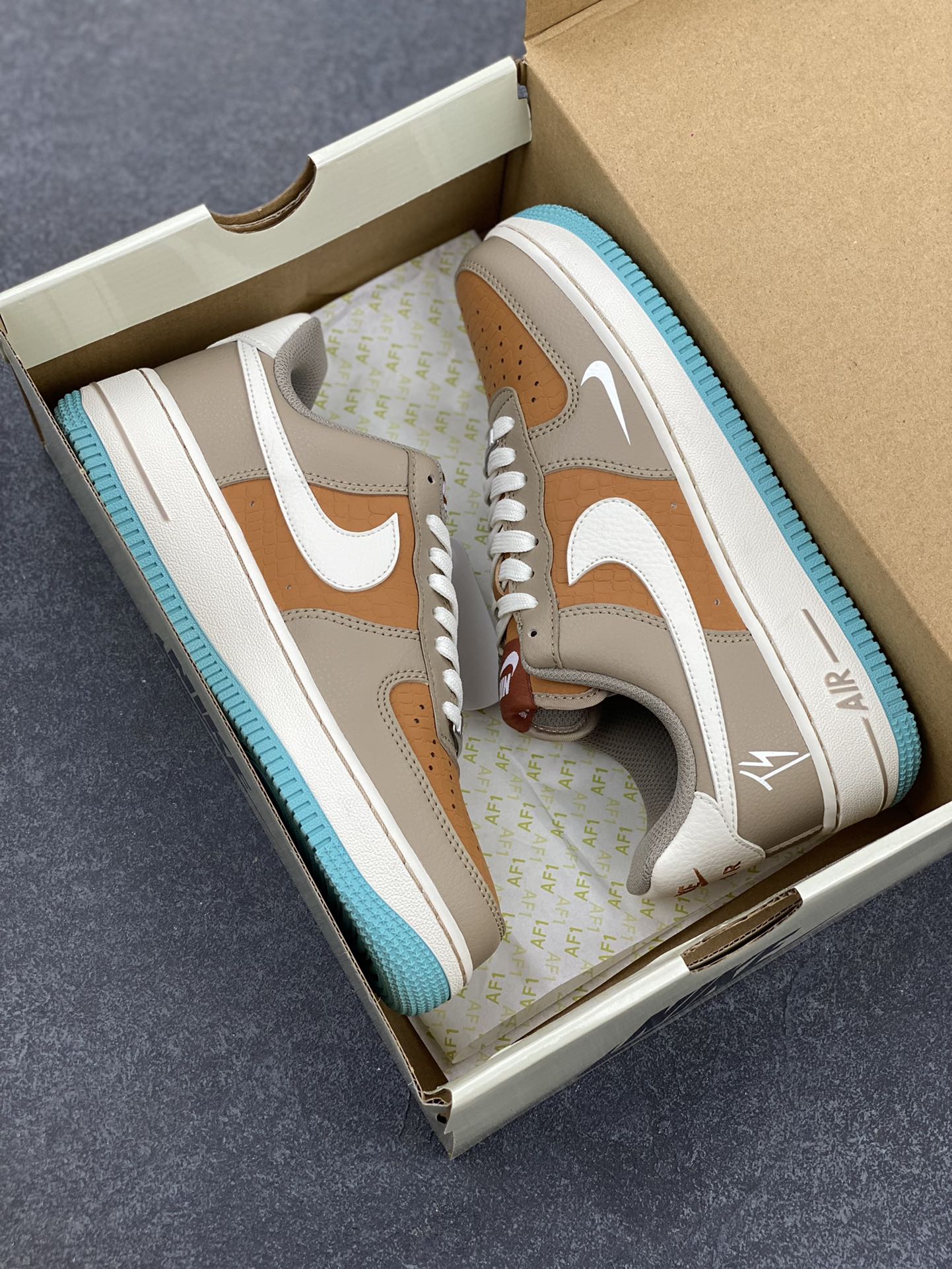 图片[9]-NIke Air Force 1 \’07 Low TS联名-灰棕小白勾 空军一号低帮 运动鞋 休闲鞋 折边针车 工艺难度大 原楦头原纸板 原装鞋盒 定制五金配件 内置全掌气垫 原厂鞋底 货号：LW9279-006 尺码：36 36.5 37.5 38 38.5 39 40 40.5 41 42 42.5 43 44 44.5 45-选品中心