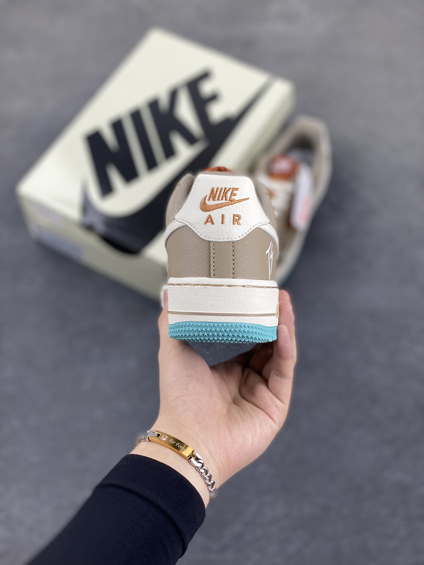 图片[4]-NIke Air Force 1 \’07 Low TS联名-灰棕小白勾 空军一号低帮 运动鞋 休闲鞋 折边针车 工艺难度大 原楦头原纸板 原装鞋盒 定制五金配件 内置全掌气垫 原厂鞋底 货号：LW9279-006 尺码：36 36.5 37.5 38 38.5 39 40 40.5 41 42 42.5 43 44 44.5 45-选品中心