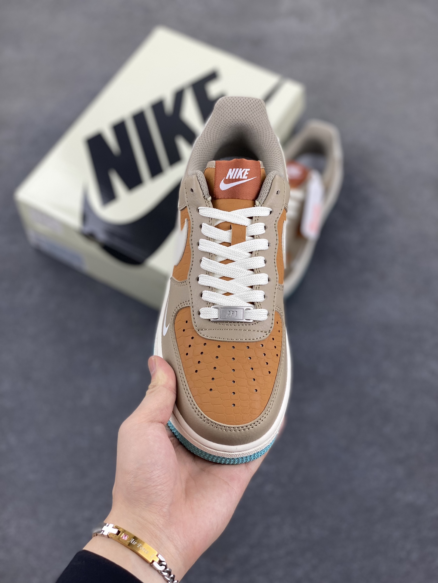 图片[2]-NIke Air Force 1 \’07 Low TS联名-灰棕小白勾 空军一号低帮 运动鞋 休闲鞋 折边针车 工艺难度大 原楦头原纸板 原装鞋盒 定制五金配件 内置全掌气垫 原厂鞋底 货号：LW9279-006 尺码：36 36.5 37.5 38 38.5 39 40 40.5 41 42 42.5 43 44 44.5 45-选品中心