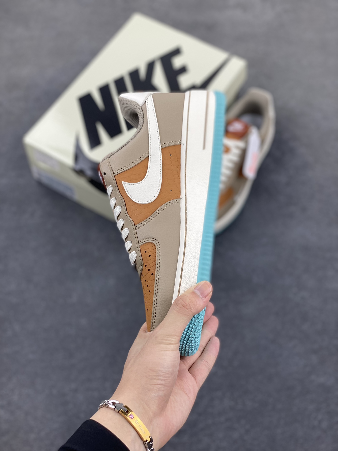 图片[3]-NIke Air Force 1 \’07 Low TS联名-灰棕小白勾 空军一号低帮 运动鞋 休闲鞋 折边针车 工艺难度大 原楦头原纸板 原装鞋盒 定制五金配件 内置全掌气垫 原厂鞋底 货号：LW9279-006 尺码：36 36.5 37.5 38 38.5 39 40 40.5 41 42 42.5 43 44 44.5 45-选品中心
