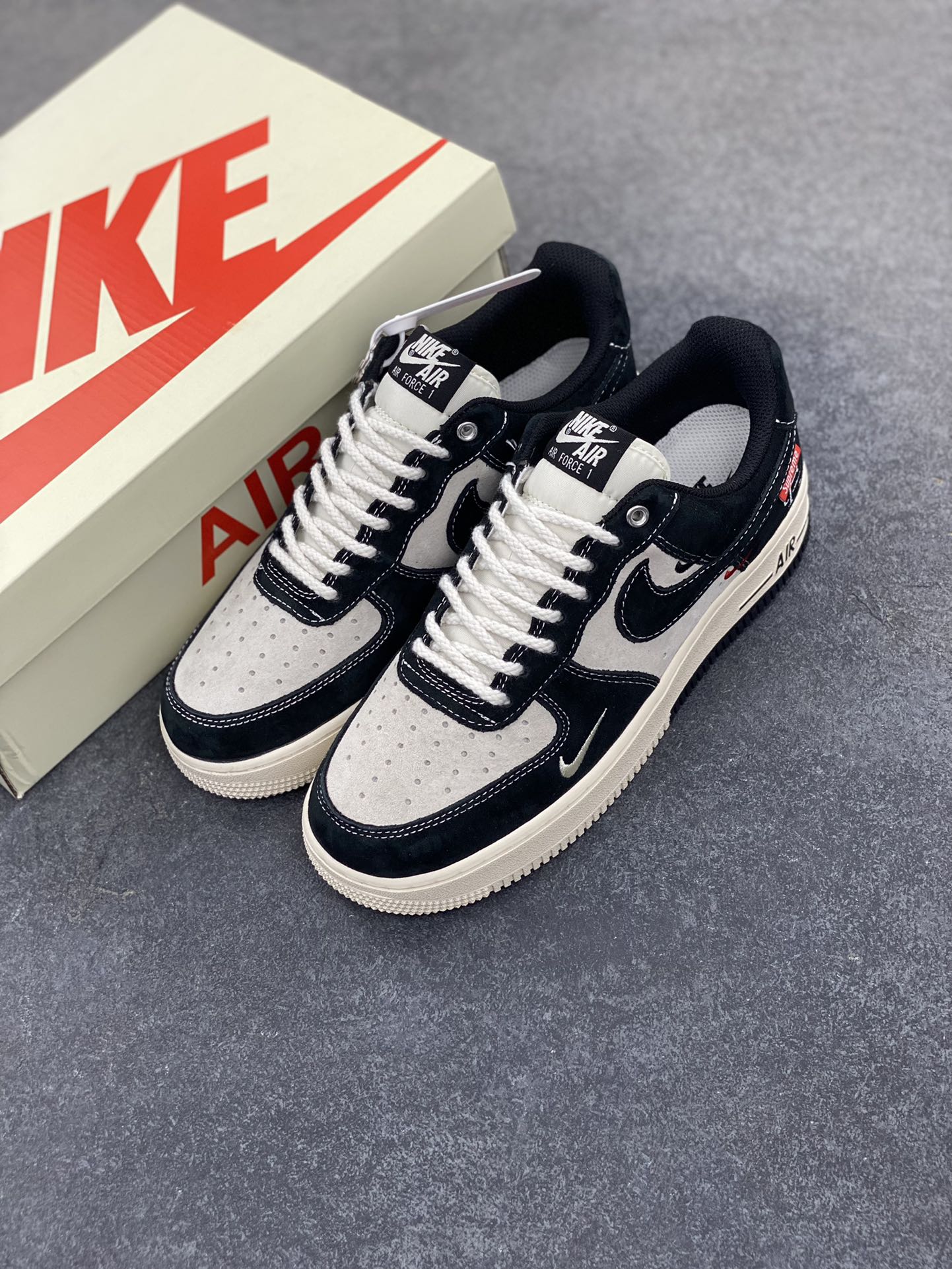 图片[8]-Nike Air Force 1 Low 空军一号低帮百搭休闲运动板鞋。柔软、弹性十足的缓震性能和出色的中底设计，横跨复古与现代的外型结合，造就出风靡全球三十多年的Force 1，直到今天还深受青睐。 货号：SJ6698-019 尺码：36 36.5 37.5 38 38.5 39 40 40.5 41 42 42.5 43 44 44.5 45-选品中心