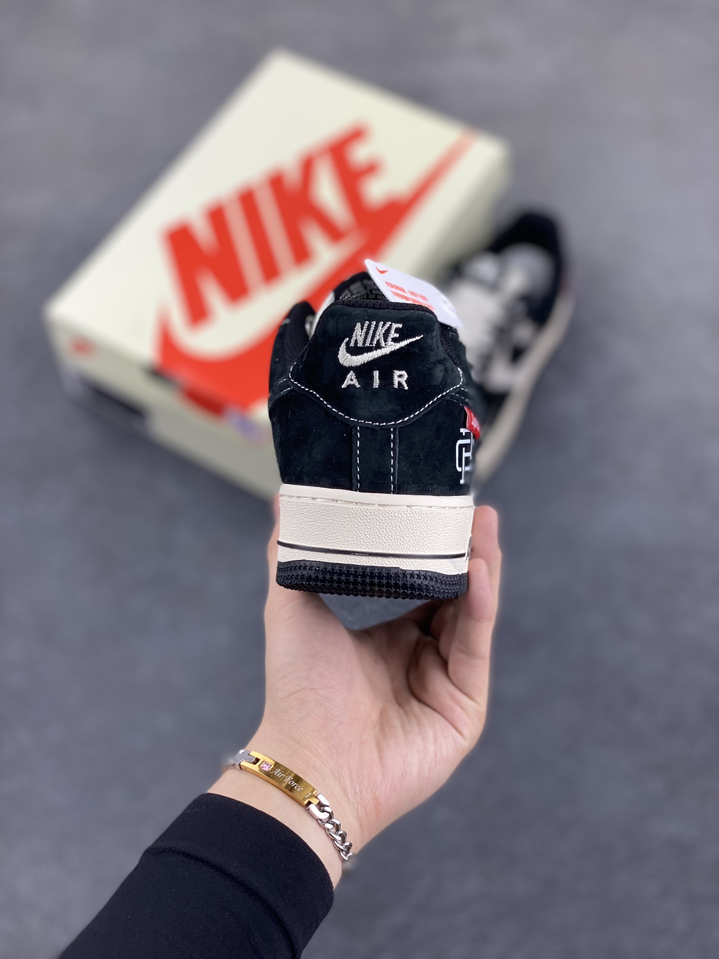 图片[4]-Nike Air Force 1 Low 空军一号低帮百搭休闲运动板鞋。柔软、弹性十足的缓震性能和出色的中底设计，横跨复古与现代的外型结合，造就出风靡全球三十多年的Force 1，直到今天还深受青睐。 货号：SJ6698-019 尺码：36 36.5 37.5 38 38.5 39 40 40.5 41 42 42.5 43 44 44.5 45-选品中心