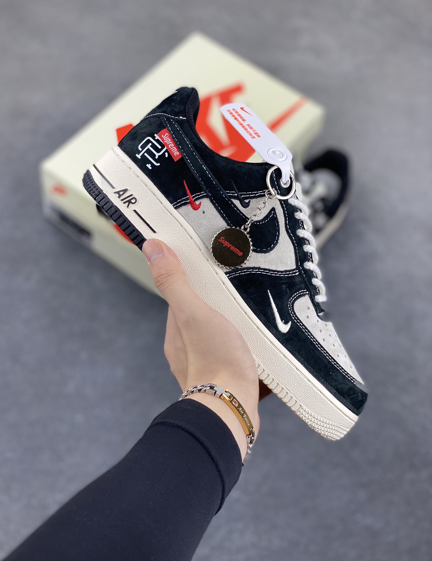 Nike Air Force 1 Low 空军一号低帮百搭休闲运动板鞋。柔软、弹性十足的缓震性能和出色的中底设计,横跨复古与现代的外型结合,造就出风靡全球三十多年的Force 1,直到今天还深受青睐。 货号:SJ6698-019 尺码:36 36.5 37.5 38 38.5 39 40 40.5 41 42 42.5 43 44 44.5 45-选品中心