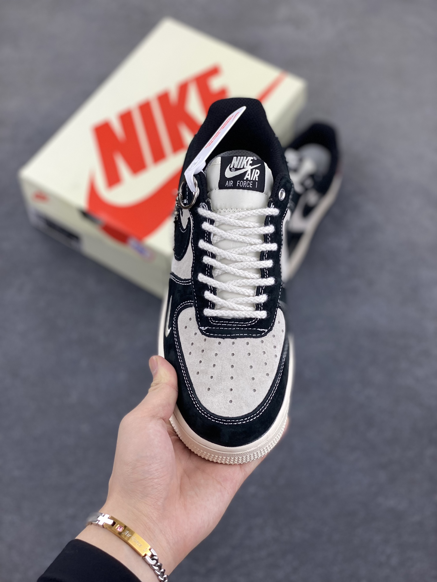 图片[2]-Nike Air Force 1 Low 空军一号低帮百搭休闲运动板鞋。柔软、弹性十足的缓震性能和出色的中底设计，横跨复古与现代的外型结合，造就出风靡全球三十多年的Force 1，直到今天还深受青睐。 货号：SJ6698-019 尺码：36 36.5 37.5 38 38.5 39 40 40.5 41 42 42.5 43 44 44.5 45-选品中心