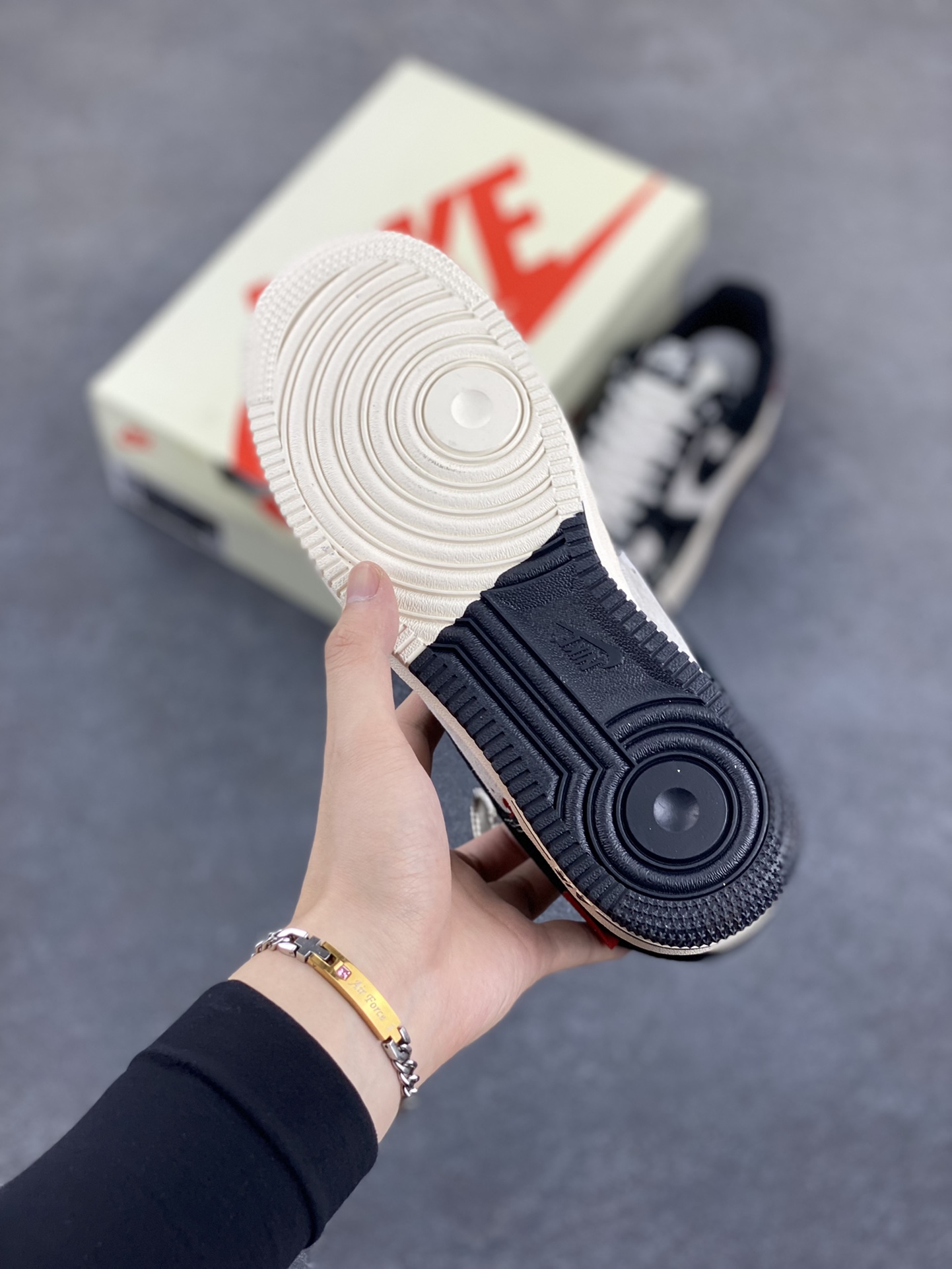 图片[5]-Nike Air Force 1 Low 空军一号低帮百搭休闲运动板鞋。柔软、弹性十足的缓震性能和出色的中底设计，横跨复古与现代的外型结合，造就出风靡全球三十多年的Force 1，直到今天还深受青睐。 货号：SJ6698-019 尺码：36 36.5 37.5 38 38.5 39 40 40.5 41 42 42.5 43 44 44.5 45-选品中心