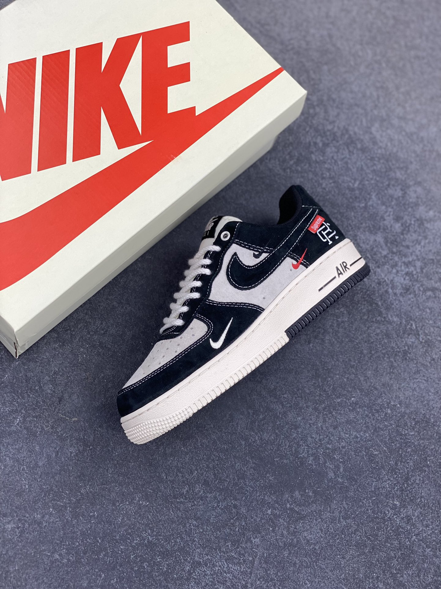 图片[7]-Nike Air Force 1 Low 空军一号低帮百搭休闲运动板鞋。柔软、弹性十足的缓震性能和出色的中底设计，横跨复古与现代的外型结合，造就出风靡全球三十多年的Force 1，直到今天还深受青睐。 货号：SJ6698-019 尺码：36 36.5 37.5 38 38.5 39 40 40.5 41 42 42.5 43 44 44.5 45-选品中心