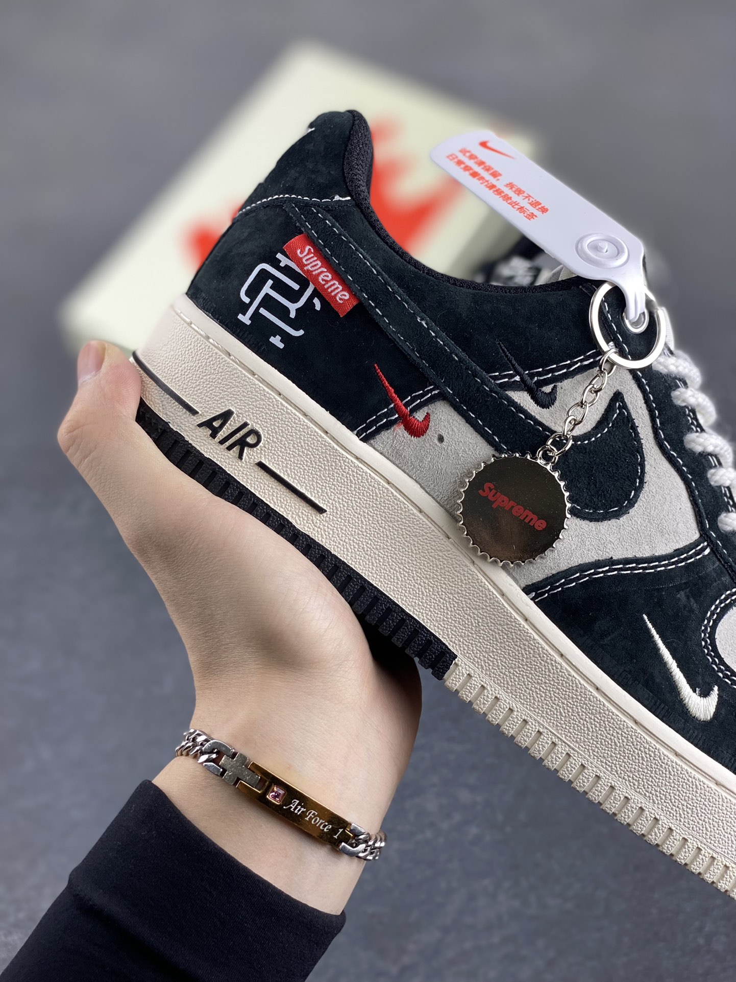 图片[6]-Nike Air Force 1 Low 空军一号低帮百搭休闲运动板鞋。柔软、弹性十足的缓震性能和出色的中底设计，横跨复古与现代的外型结合，造就出风靡全球三十多年的Force 1，直到今天还深受青睐。 货号：SJ6698-019 尺码：36 36.5 37.5 38 38.5 39 40 40.5 41 42 42.5 43 44 44.5 45-选品中心