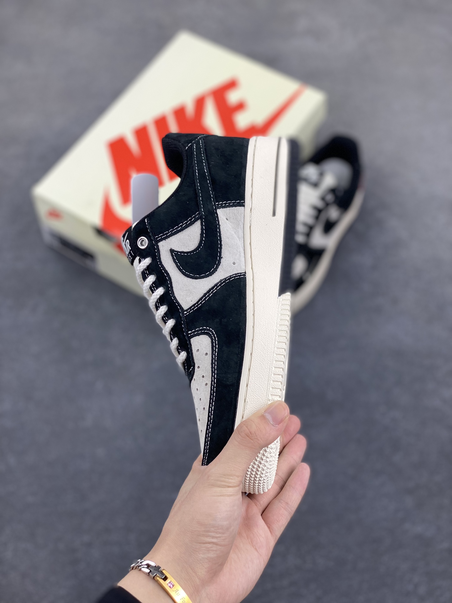 图片[3]-Nike Air Force 1 Low 空军一号低帮百搭休闲运动板鞋。柔软、弹性十足的缓震性能和出色的中底设计，横跨复古与现代的外型结合，造就出风靡全球三十多年的Force 1，直到今天还深受青睐。 货号：SJ6698-019 尺码：36 36.5 37.5 38 38.5 39 40 40.5 41 42 42.5 43 44 44.5 45-选品中心