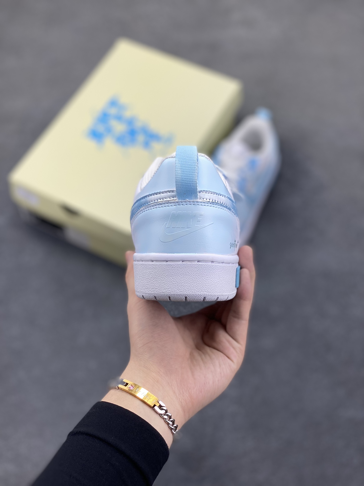 图片[4]-Nike Court Borough☁️ “夏日出游”☁️踏青季低帮板鞋 蝉鸣奏响盛夏乐章，阳光倾洒人间，夏日出游是挣脱束缚的自由狂欢。无论是漫步于碧海银滩，任浪花轻吻脚踝；还是穿梭在山林秘境，听溪流欢唱、嗅草木清香；亦或是打卡文艺小镇，邂逅转角的惊喜，每一处风景都藏着治愈心灵的力量 货号：BQ5448-212 尺码：36 36.5 37.5 38 38.5 39 40 40.5 41 42 42.5 43 44 44.5 45-选品中心