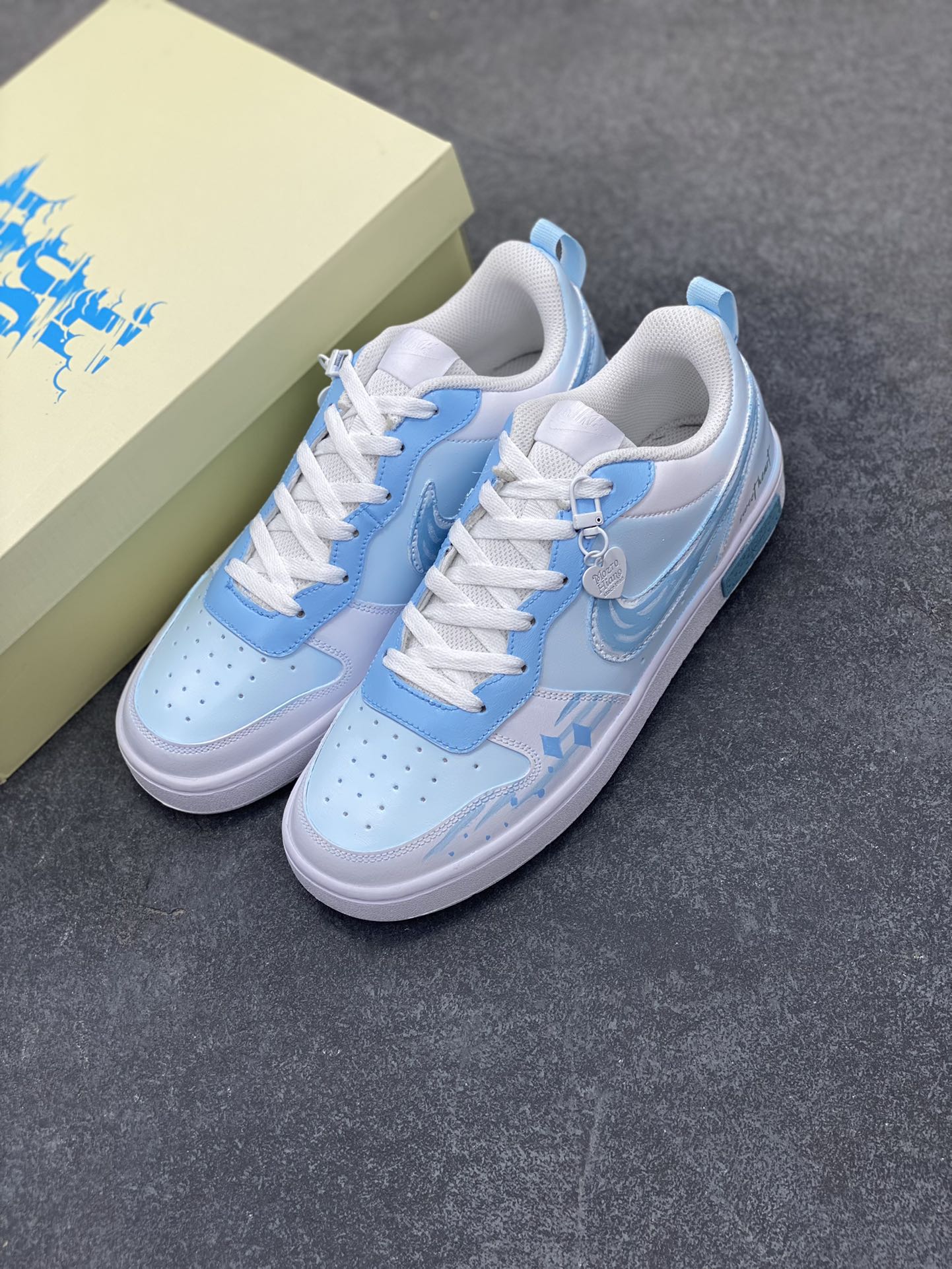 图片[8]-Nike Court Borough☁️ “夏日出游”☁️踏青季低帮板鞋 蝉鸣奏响盛夏乐章，阳光倾洒人间，夏日出游是挣脱束缚的自由狂欢。无论是漫步于碧海银滩，任浪花轻吻脚踝；还是穿梭在山林秘境，听溪流欢唱、嗅草木清香；亦或是打卡文艺小镇，邂逅转角的惊喜，每一处风景都藏着治愈心灵的力量 货号：BQ5448-212 尺码：36 36.5 37.5 38 38.5 39 40 40.5 41 42 42.5 43 44 44.5 45-选品中心