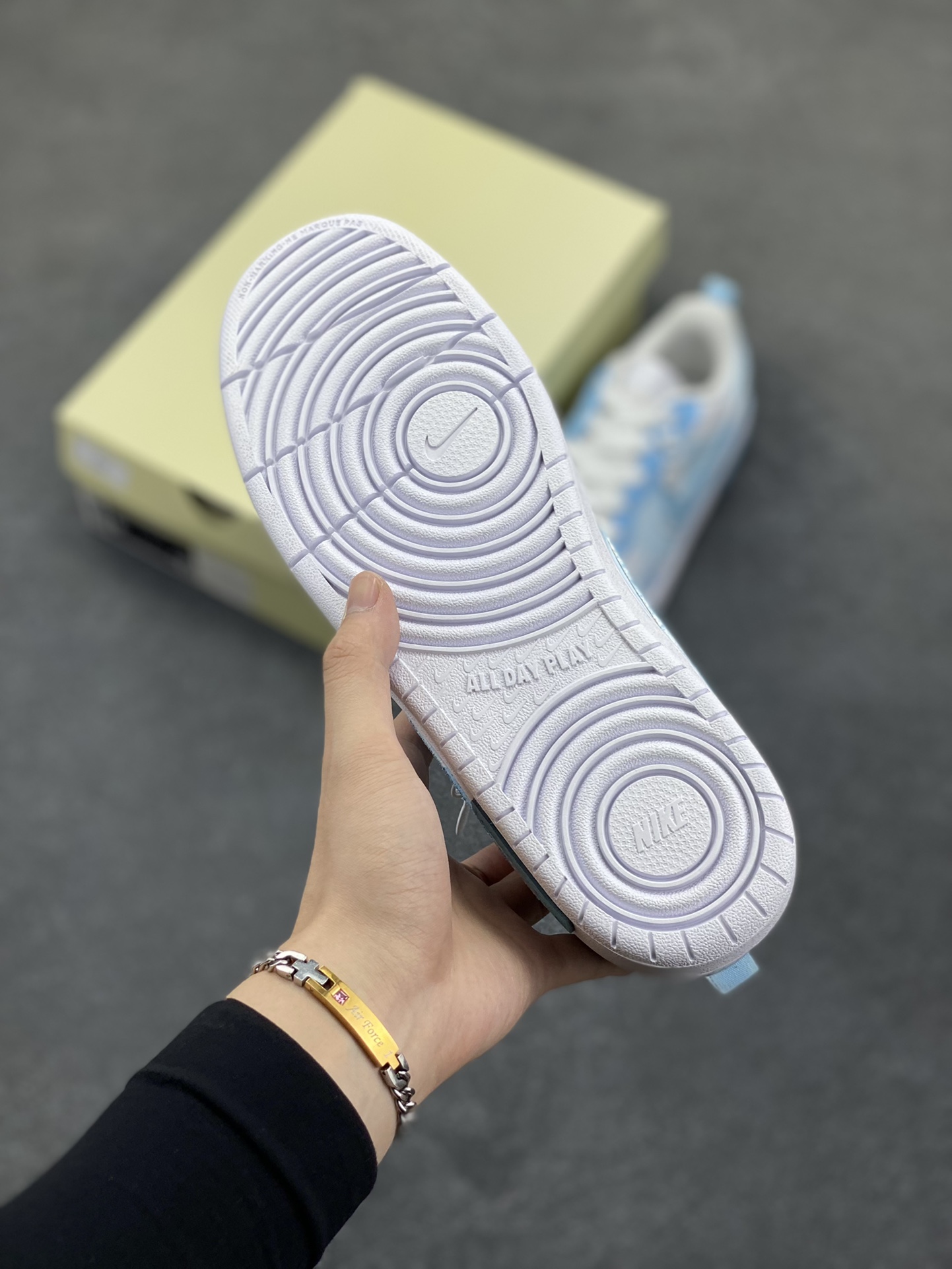 图片[5]-Nike Court Borough☁️ “夏日出游”☁️踏青季低帮板鞋 蝉鸣奏响盛夏乐章，阳光倾洒人间，夏日出游是挣脱束缚的自由狂欢。无论是漫步于碧海银滩，任浪花轻吻脚踝；还是穿梭在山林秘境，听溪流欢唱、嗅草木清香；亦或是打卡文艺小镇，邂逅转角的惊喜，每一处风景都藏着治愈心灵的力量 货号：BQ5448-212 尺码：36 36.5 37.5 38 38.5 39 40 40.5 41 42 42.5 43 44 44.5 45-选品中心