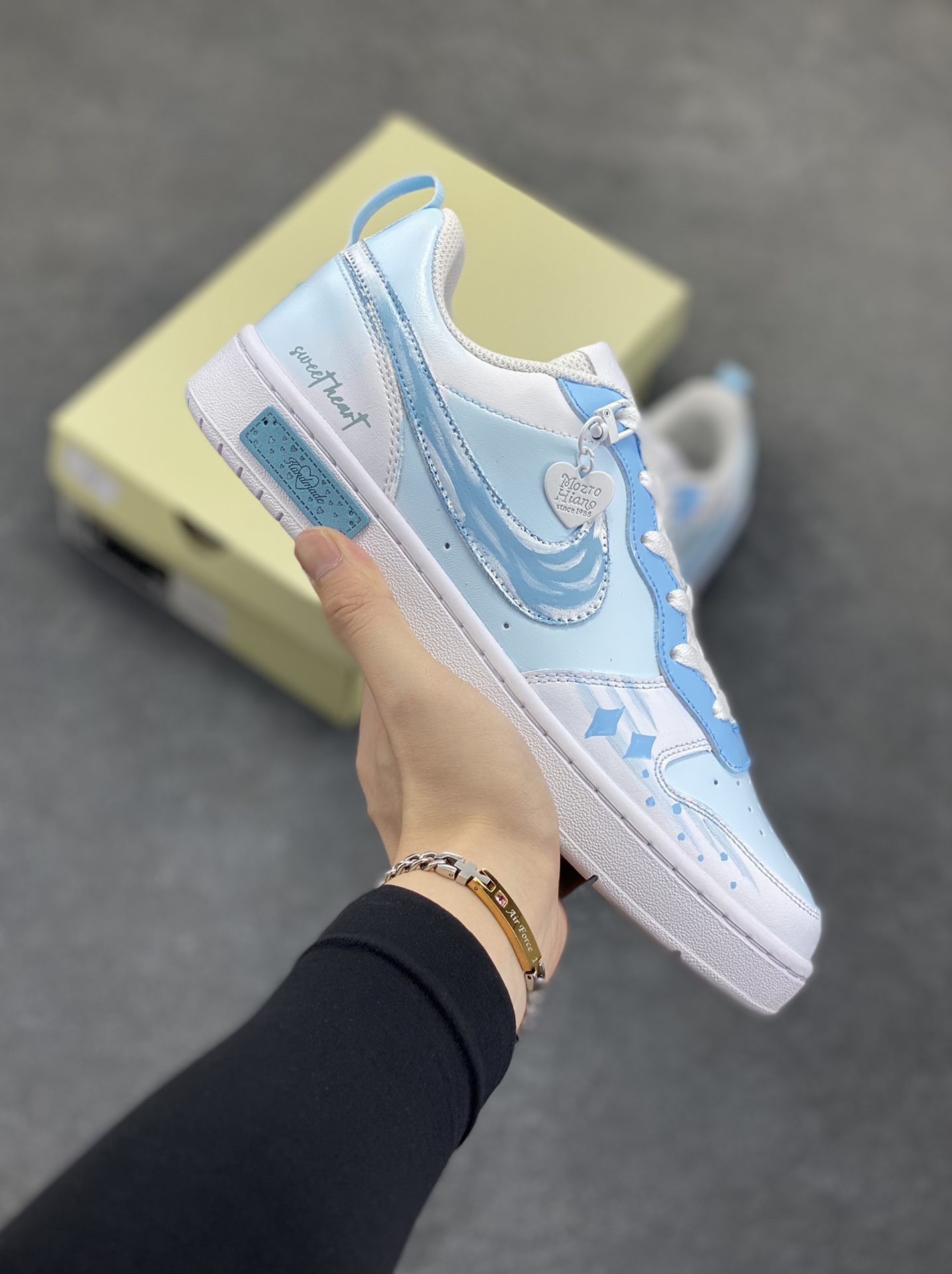 Nike Court Borough☁️ “夏日出游”☁️踏青季低帮板鞋 蝉鸣奏响盛夏乐章，阳光倾洒人间，夏日出游是挣脱束缚的自由狂欢。无论是漫步于碧海银滩，任浪花轻吻脚踝；还是穿梭在山林秘境，听溪流欢唱、嗅草木清香；亦或是打卡文艺小镇，邂逅转角的惊喜，每一处风景都藏着治愈心灵的力量 货号：BQ5448-212 尺码：36 36.5 37.5 38 38.5 39 40 40.5 41 42 42.5 43 44 44.5 45-选品中心