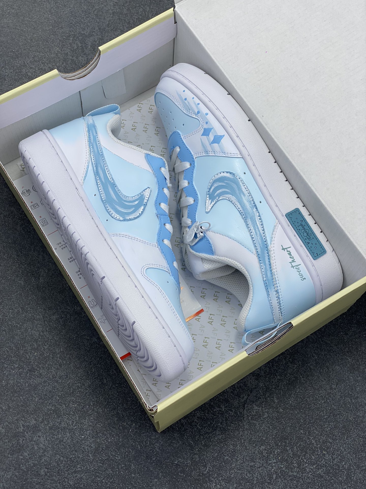 图片[9]-Nike Court Borough☁️ “夏日出游”☁️踏青季低帮板鞋 蝉鸣奏响盛夏乐章，阳光倾洒人间，夏日出游是挣脱束缚的自由狂欢。无论是漫步于碧海银滩，任浪花轻吻脚踝；还是穿梭在山林秘境，听溪流欢唱、嗅草木清香；亦或是打卡文艺小镇，邂逅转角的惊喜，每一处风景都藏着治愈心灵的力量 货号：BQ5448-212 尺码：36 36.5 37.5 38 38.5 39 40 40.5 41 42 42.5 43 44 44.5 45-选品中心