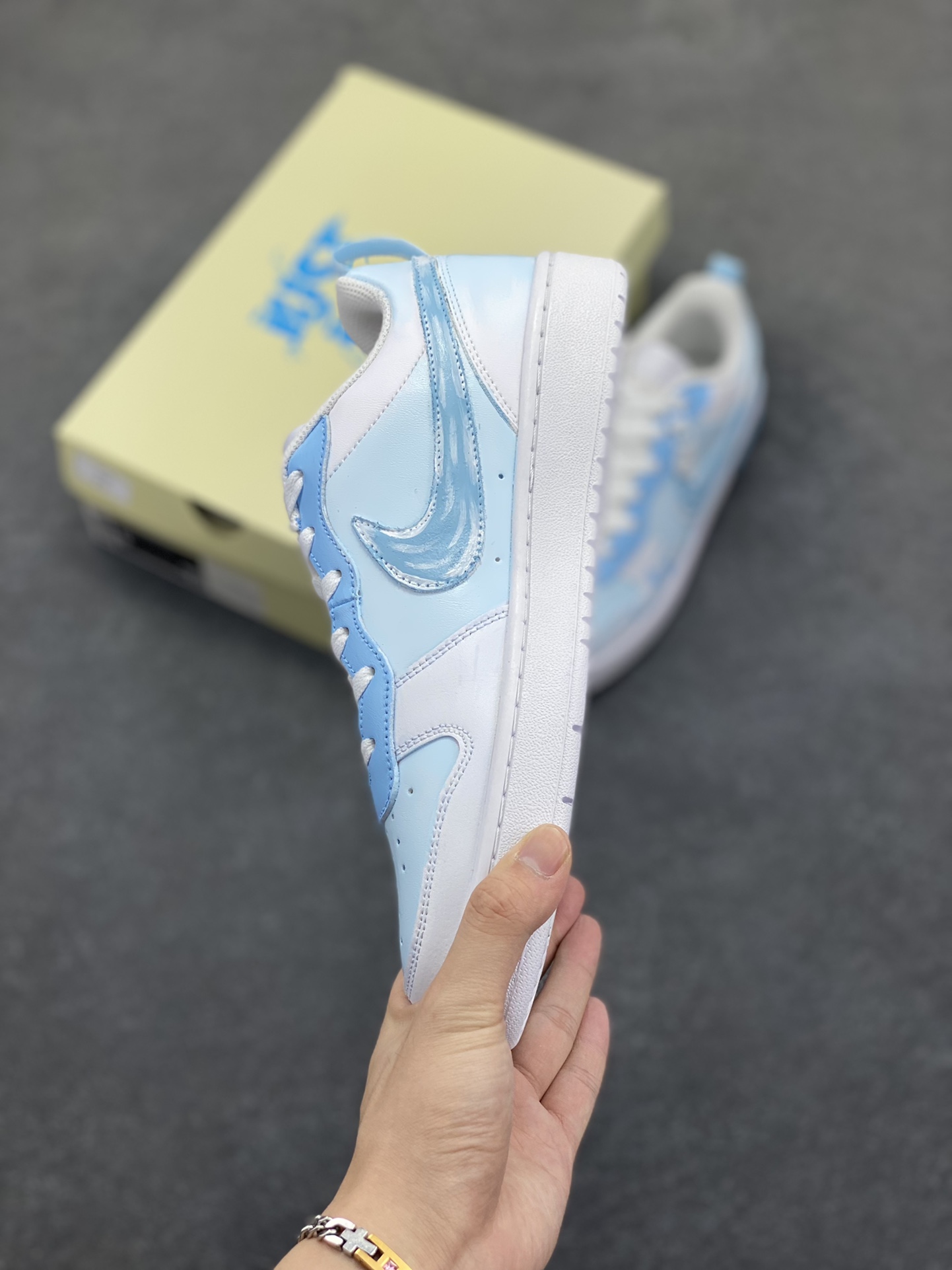 图片[3]-Nike Court Borough☁️ “夏日出游”☁️踏青季低帮板鞋 蝉鸣奏响盛夏乐章，阳光倾洒人间，夏日出游是挣脱束缚的自由狂欢。无论是漫步于碧海银滩，任浪花轻吻脚踝；还是穿梭在山林秘境，听溪流欢唱、嗅草木清香；亦或是打卡文艺小镇，邂逅转角的惊喜，每一处风景都藏着治愈心灵的力量 货号：BQ5448-212 尺码：36 36.5 37.5 38 38.5 39 40 40.5 41 42 42.5 43 44 44.5 45-选品中心