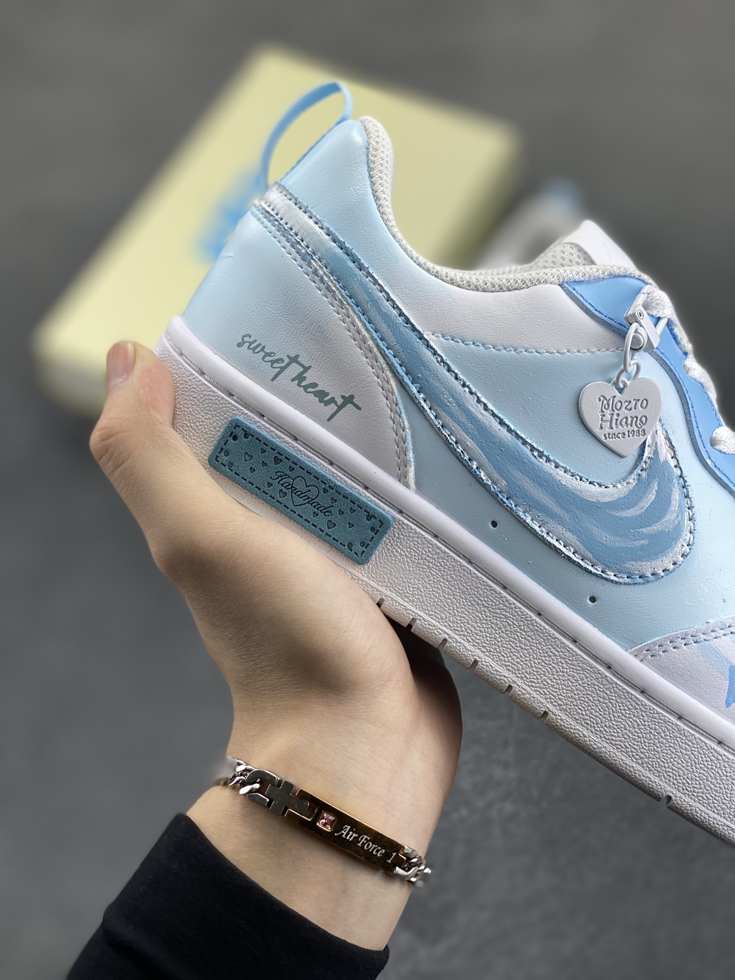 图片[6]-Nike Court Borough☁️ “夏日出游”☁️踏青季低帮板鞋 蝉鸣奏响盛夏乐章，阳光倾洒人间，夏日出游是挣脱束缚的自由狂欢。无论是漫步于碧海银滩，任浪花轻吻脚踝；还是穿梭在山林秘境，听溪流欢唱、嗅草木清香；亦或是打卡文艺小镇，邂逅转角的惊喜，每一处风景都藏着治愈心灵的力量 货号：BQ5448-212 尺码：36 36.5 37.5 38 38.5 39 40 40.5 41 42 42.5 43 44 44.5 45-选品中心