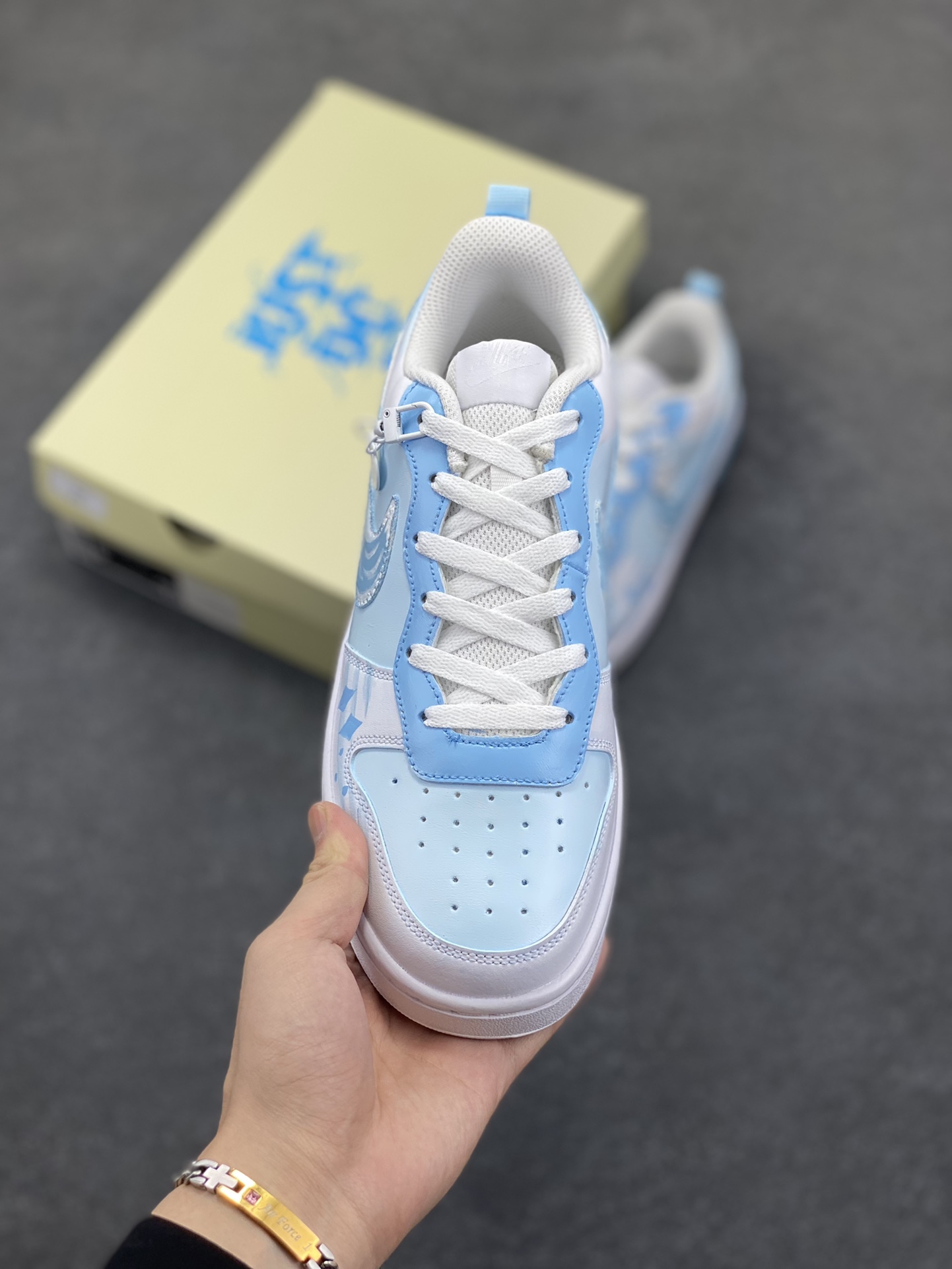 图片[2]-Nike Court Borough☁️ “夏日出游”☁️踏青季低帮板鞋 蝉鸣奏响盛夏乐章，阳光倾洒人间，夏日出游是挣脱束缚的自由狂欢。无论是漫步于碧海银滩，任浪花轻吻脚踝；还是穿梭在山林秘境，听溪流欢唱、嗅草木清香；亦或是打卡文艺小镇，邂逅转角的惊喜，每一处风景都藏着治愈心灵的力量 货号：BQ5448-212 尺码：36 36.5 37.5 38 38.5 39 40 40.5 41 42 42.5 43 44 44.5 45-选品中心