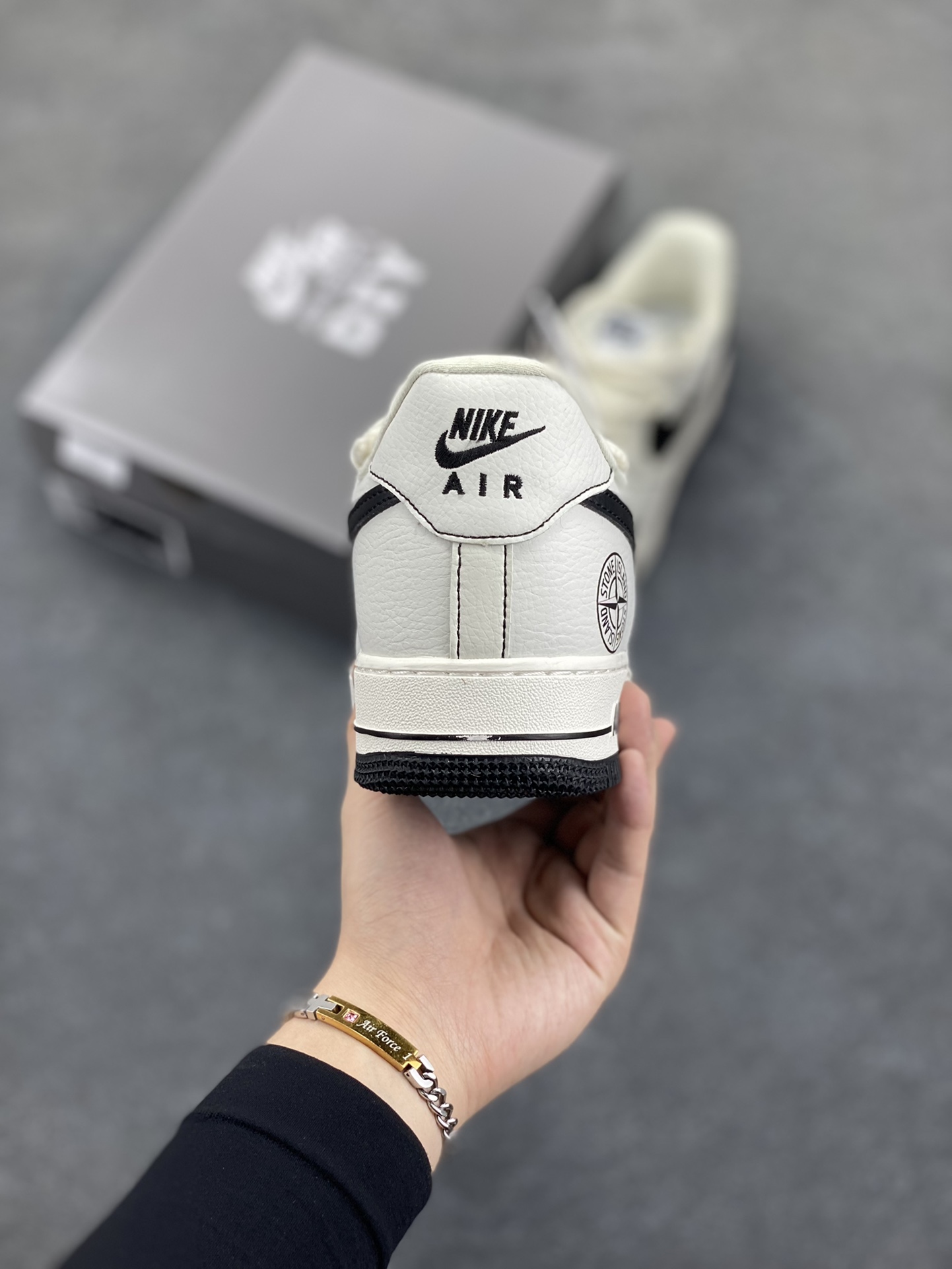 图片[4]-NIke Air Force 1 \’07 Low “石头岛联名”空军一号 低帮 运动鞋 休闲鞋 折边针车 工艺难度大 原楦头原纸板 原装鞋盒 定制五金配件 内置全掌气垫 原厂鞋底 货号：GS9875-001 尺码：36 36.5 37.5 38 38.5 39 40 40.5 41 42 42.5 43 44 44.5 45-选品中心