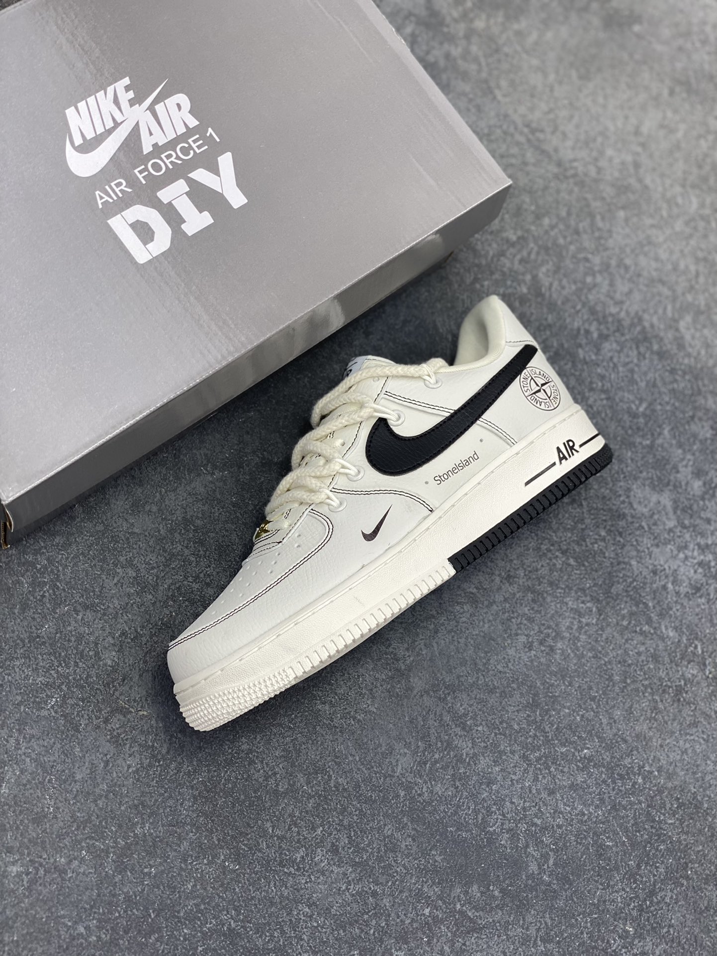 图片[7]-NIke Air Force 1 \’07 Low “石头岛联名”空军一号 低帮 运动鞋 休闲鞋 折边针车 工艺难度大 原楦头原纸板 原装鞋盒 定制五金配件 内置全掌气垫 原厂鞋底 货号：GS9875-001 尺码：36 36.5 37.5 38 38.5 39 40 40.5 41 42 42.5 43 44 44.5 45-选品中心