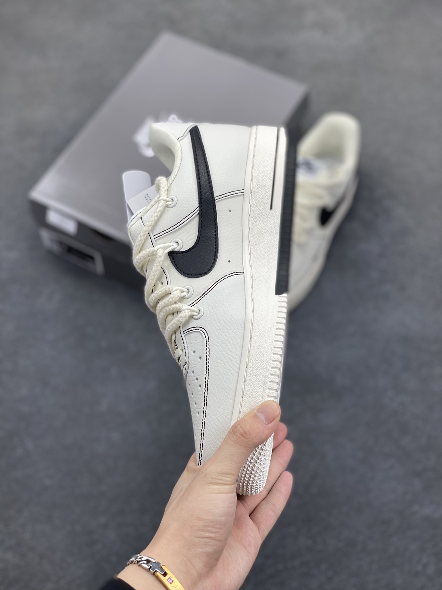 图片[3]-NIke Air Force 1 \’07 Low “石头岛联名”空军一号 低帮 运动鞋 休闲鞋 折边针车 工艺难度大 原楦头原纸板 原装鞋盒 定制五金配件 内置全掌气垫 原厂鞋底 货号：GS9875-001 尺码：36 36.5 37.5 38 38.5 39 40 40.5 41 42 42.5 43 44 44.5 45-选品中心