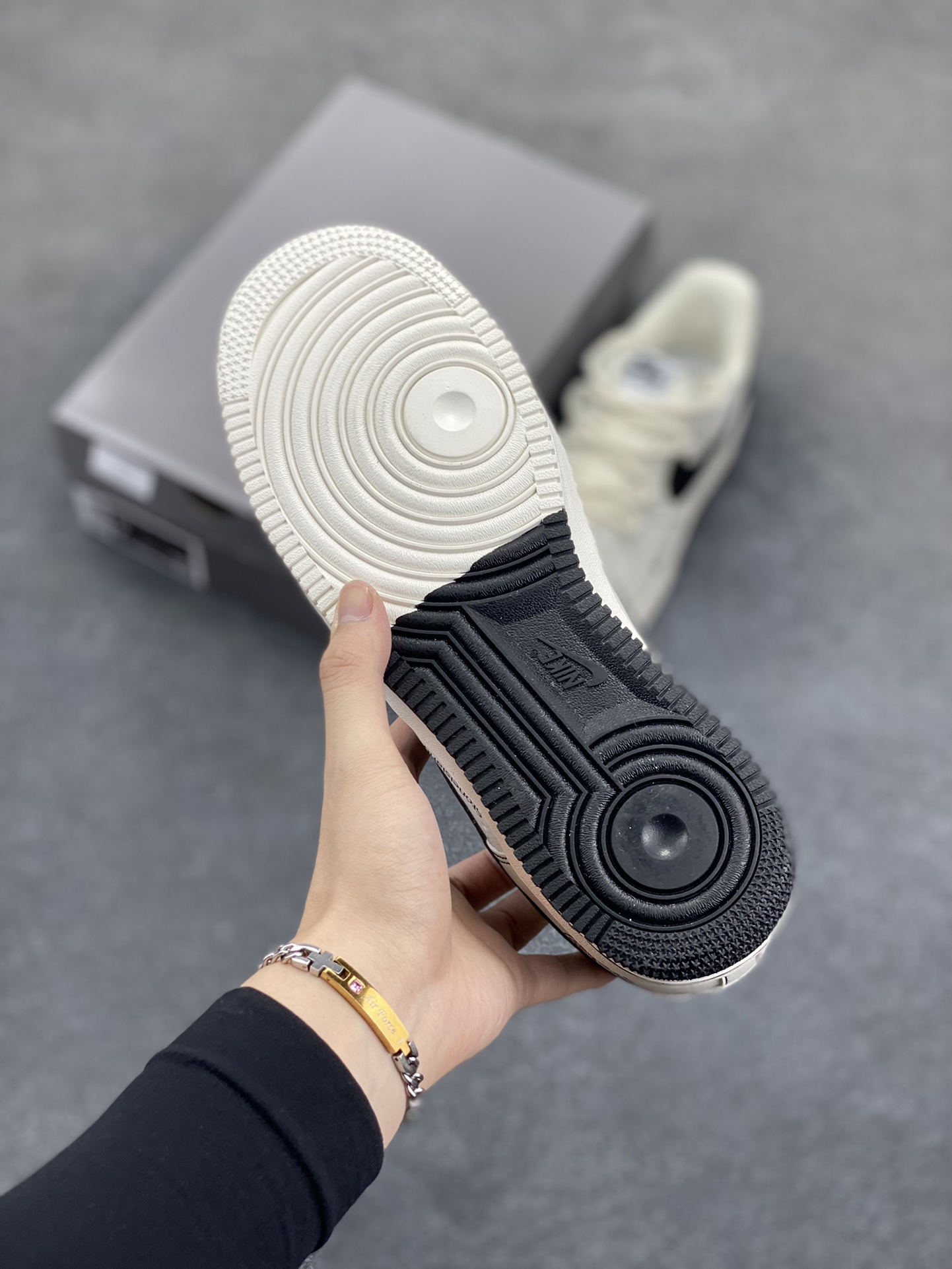 图片[5]-NIke Air Force 1 \’07 Low “石头岛联名”空军一号 低帮 运动鞋 休闲鞋 折边针车 工艺难度大 原楦头原纸板 原装鞋盒 定制五金配件 内置全掌气垫 原厂鞋底 货号：GS9875-001 尺码：36 36.5 37.5 38 38.5 39 40 40.5 41 42 42.5 43 44 44.5 45-选品中心