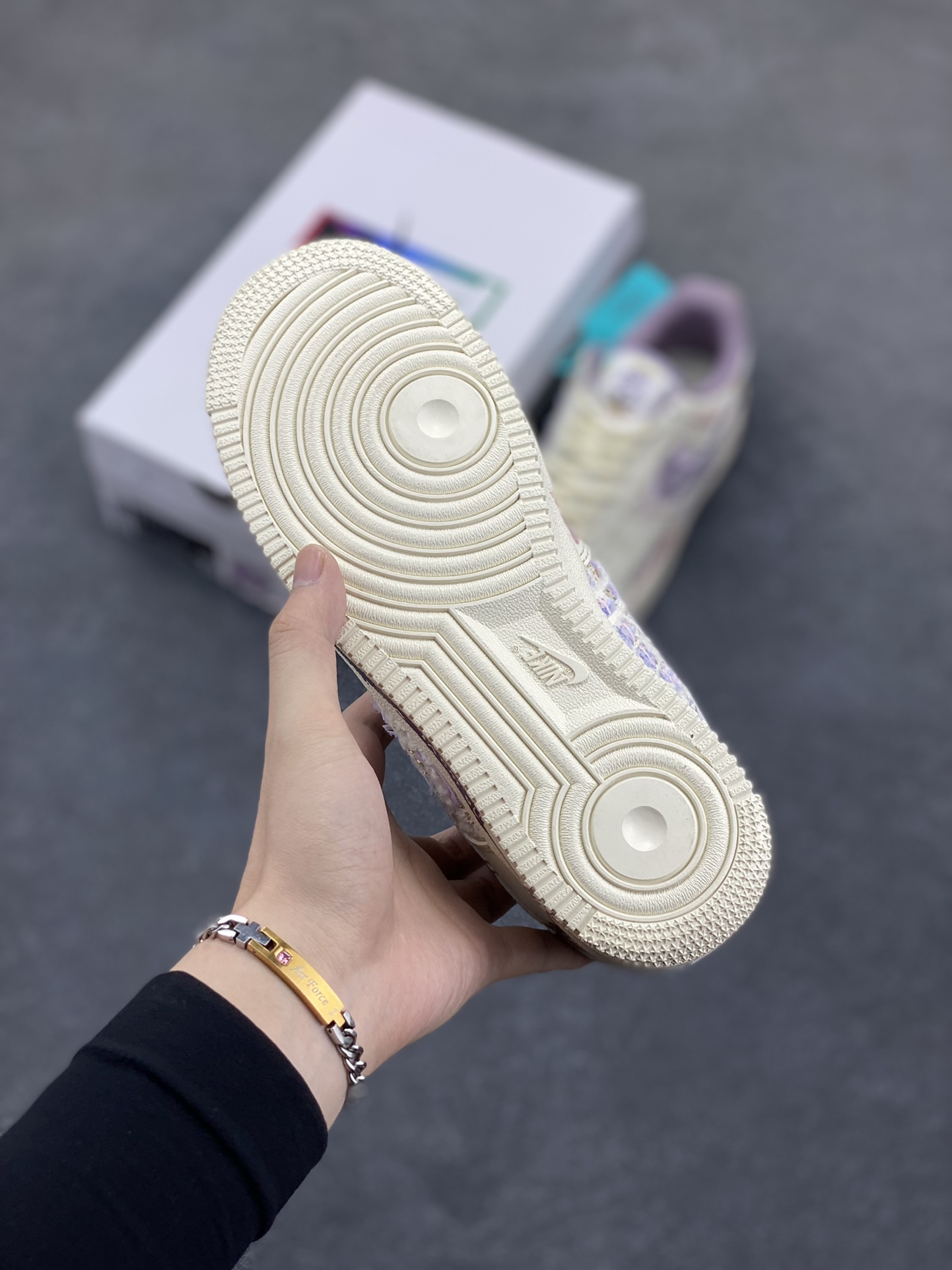 图片[5]-小香风系列“紫兔宝宝” Air Force 1’07 Low \”Purple Rabbit Baby\”空军一号经典低帮百搭休闲运动板鞋 – 在宠物领域，一些淡紫色毛发的兔子品种如英系安哥拉兔，被人们昵称为“紫兔宝宝”，它们模样可爱，毛茸茸的外表十分惹人喜爱。在迪士尼的卡通形象中，星黛露是一只紫色的兔子，也常被粉丝亲切地叫做“紫兔宝宝”，它怀揣着成为舞蹈家的梦想，深受小朋友和粉丝们的喜爱 货号：FJ7740-910 尺码：36 36.5 37.5 38 38.5 39 40 40.5 41 42 42.5 43 44 44.5 45-选品中心