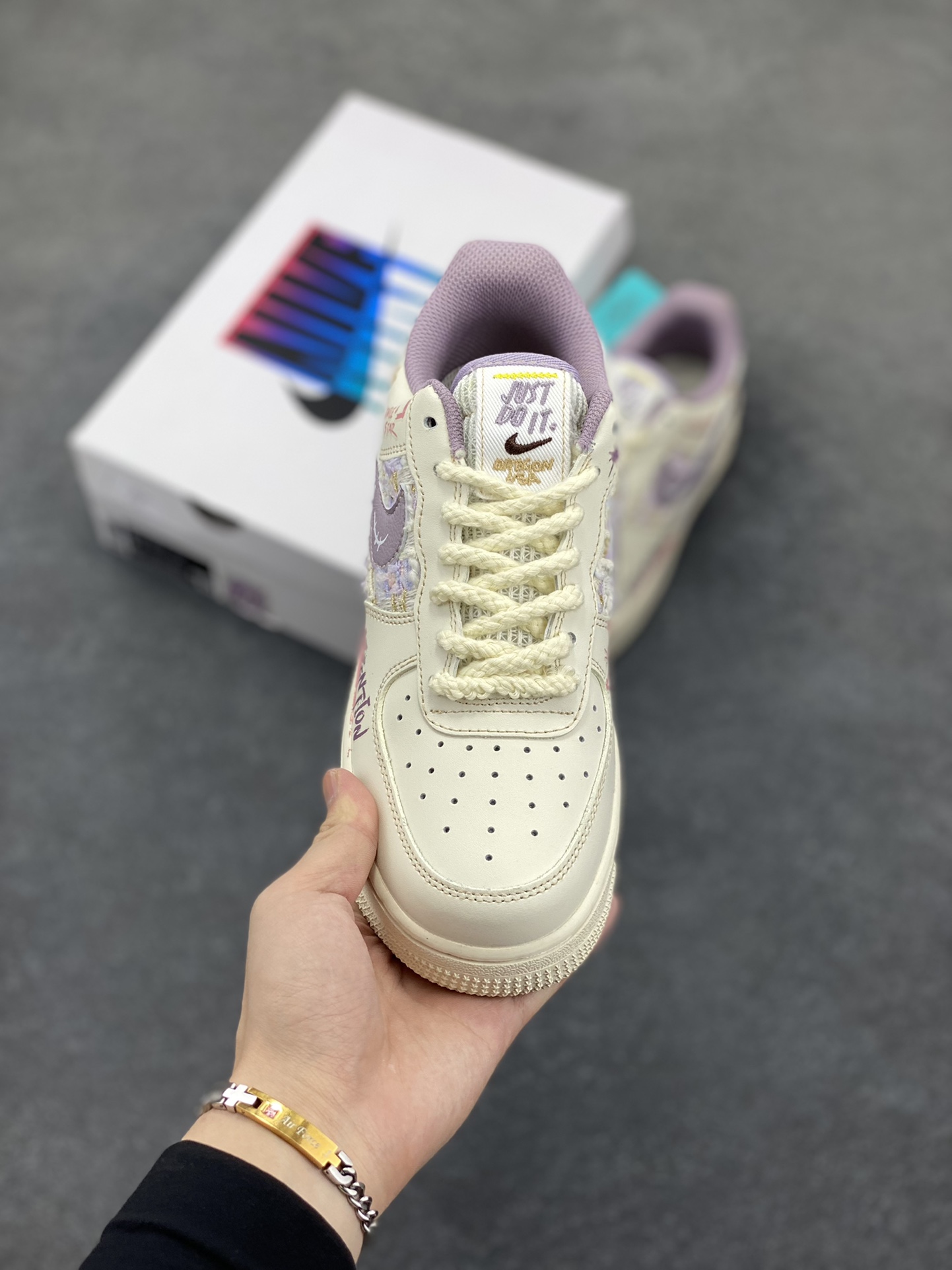 图片[2]-小香风系列“紫兔宝宝” Air Force 1’07 Low \”Purple Rabbit Baby\”空军一号经典低帮百搭休闲运动板鞋 – 在宠物领域，一些淡紫色毛发的兔子品种如英系安哥拉兔，被人们昵称为“紫兔宝宝”，它们模样可爱，毛茸茸的外表十分惹人喜爱。在迪士尼的卡通形象中，星黛露是一只紫色的兔子，也常被粉丝亲切地叫做“紫兔宝宝”，它怀揣着成为舞蹈家的梦想，深受小朋友和粉丝们的喜爱 货号：FJ7740-910 尺码：36 36.5 37.5 38 38.5 39 40 40.5 41 42 42.5 43 44 44.5 45-选品中心