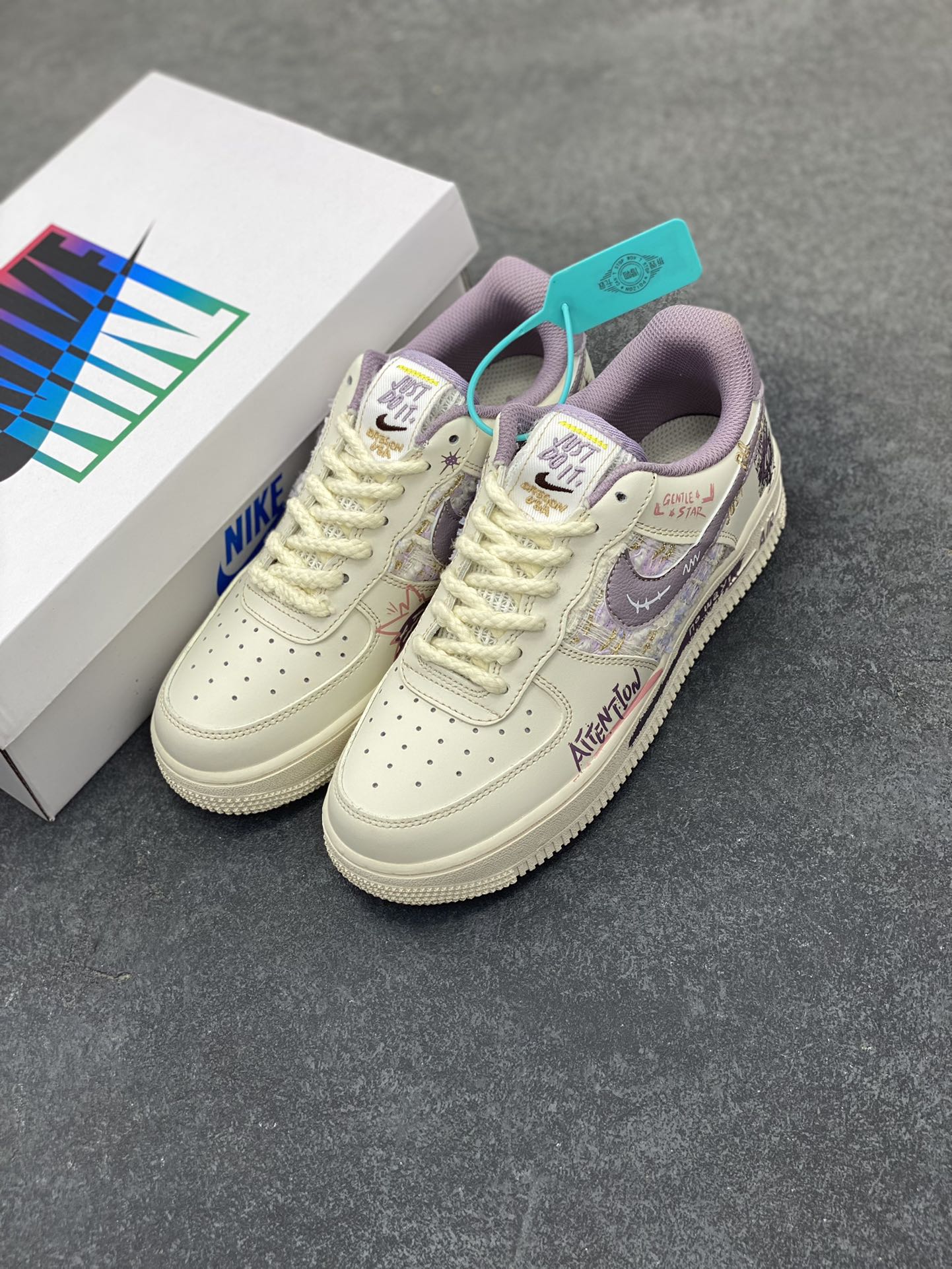 图片[8]-小香风系列“紫兔宝宝” Air Force 1’07 Low \”Purple Rabbit Baby\”空军一号经典低帮百搭休闲运动板鞋 – 在宠物领域，一些淡紫色毛发的兔子品种如英系安哥拉兔，被人们昵称为“紫兔宝宝”，它们模样可爱，毛茸茸的外表十分惹人喜爱。在迪士尼的卡通形象中，星黛露是一只紫色的兔子，也常被粉丝亲切地叫做“紫兔宝宝”，它怀揣着成为舞蹈家的梦想，深受小朋友和粉丝们的喜爱 货号：FJ7740-910 尺码：36 36.5 37.5 38 38.5 39 40 40.5 41 42 42.5 43 44 44.5 45-选品中心