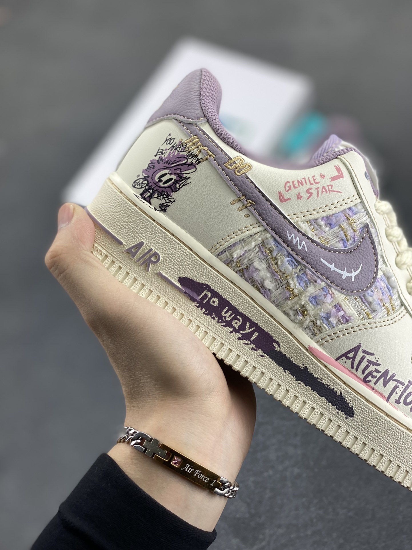 图片[6]-小香风系列“紫兔宝宝” Air Force 1’07 Low \”Purple Rabbit Baby\”空军一号经典低帮百搭休闲运动板鞋 – 在宠物领域，一些淡紫色毛发的兔子品种如英系安哥拉兔，被人们昵称为“紫兔宝宝”，它们模样可爱，毛茸茸的外表十分惹人喜爱。在迪士尼的卡通形象中，星黛露是一只紫色的兔子，也常被粉丝亲切地叫做“紫兔宝宝”，它怀揣着成为舞蹈家的梦想，深受小朋友和粉丝们的喜爱 货号：FJ7740-910 尺码：36 36.5 37.5 38 38.5 39 40 40.5 41 42 42.5 43 44 44.5 45-选品中心