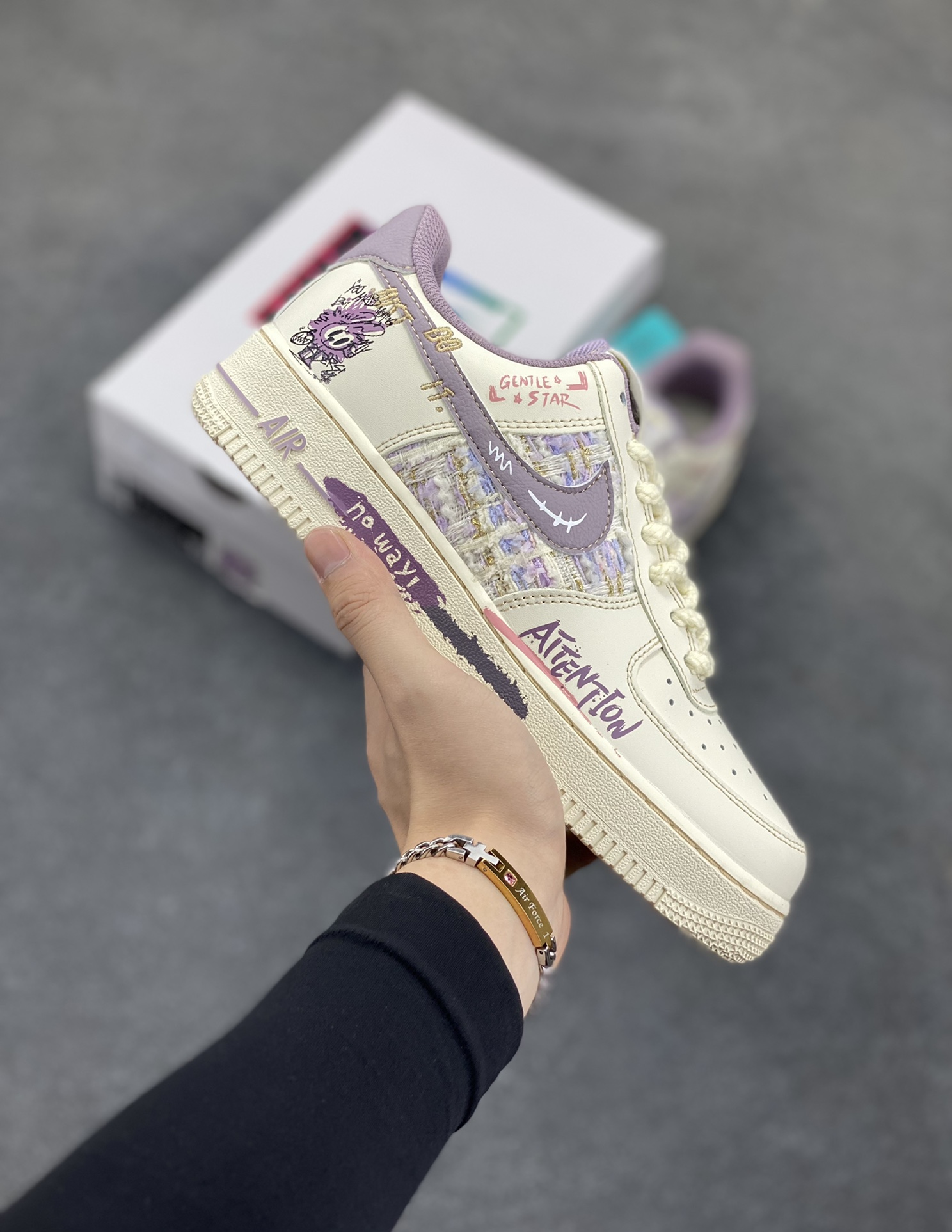 小香风系列“紫兔宝宝” Air Force 1’07 Low \”Purple Rabbit Baby\”空军一号经典低帮百搭休闲运动板鞋 – 在宠物领域，一些淡紫色毛发的兔子品种如英系安哥拉兔，被人们昵称为“紫兔宝宝”，它们模样可爱，毛茸茸的外表十分惹人喜爱。在迪士尼的卡通形象中，星黛露是一只紫色的兔子，也常被粉丝亲切地叫做“紫兔宝宝”，它怀揣着成为舞蹈家的梦想，深受小朋友和粉丝们的喜爱 货号：FJ7740-910 尺码：36 36.5 37.5 38 38.5 39 40 40.5 41 42 42.5 43 44 44.5 45-选品中心