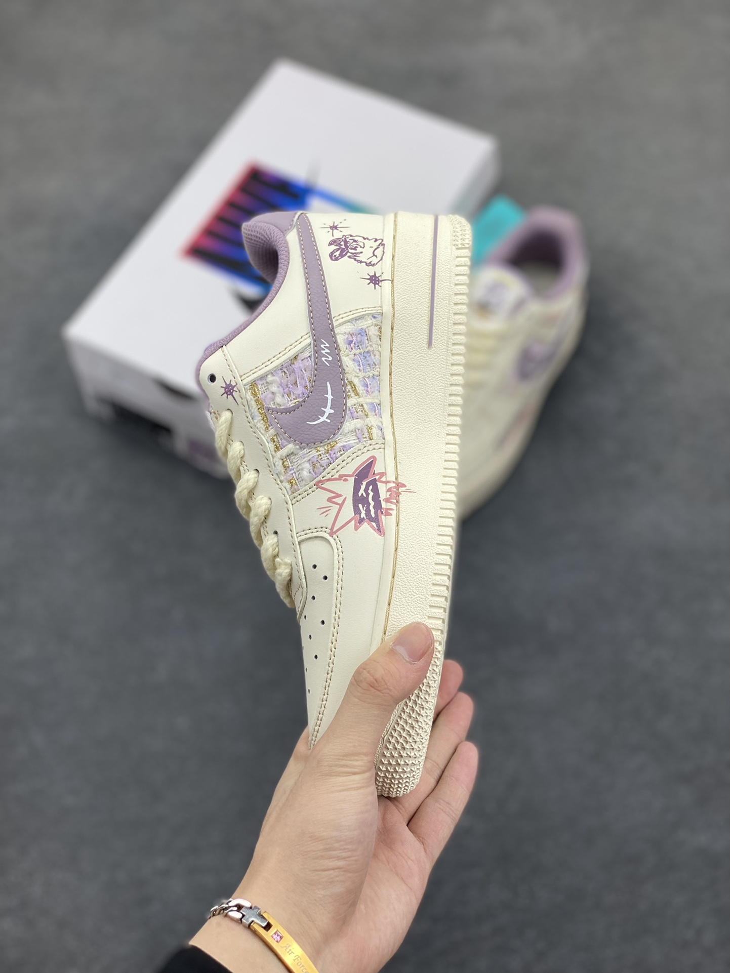 图片[3]-小香风系列“紫兔宝宝” Air Force 1’07 Low \”Purple Rabbit Baby\”空军一号经典低帮百搭休闲运动板鞋 – 在宠物领域，一些淡紫色毛发的兔子品种如英系安哥拉兔，被人们昵称为“紫兔宝宝”，它们模样可爱，毛茸茸的外表十分惹人喜爱。在迪士尼的卡通形象中，星黛露是一只紫色的兔子，也常被粉丝亲切地叫做“紫兔宝宝”，它怀揣着成为舞蹈家的梦想，深受小朋友和粉丝们的喜爱 货号：FJ7740-910 尺码：36 36.5 37.5 38 38.5 39 40 40.5 41 42 42.5 43 44 44.5 45-选品中心