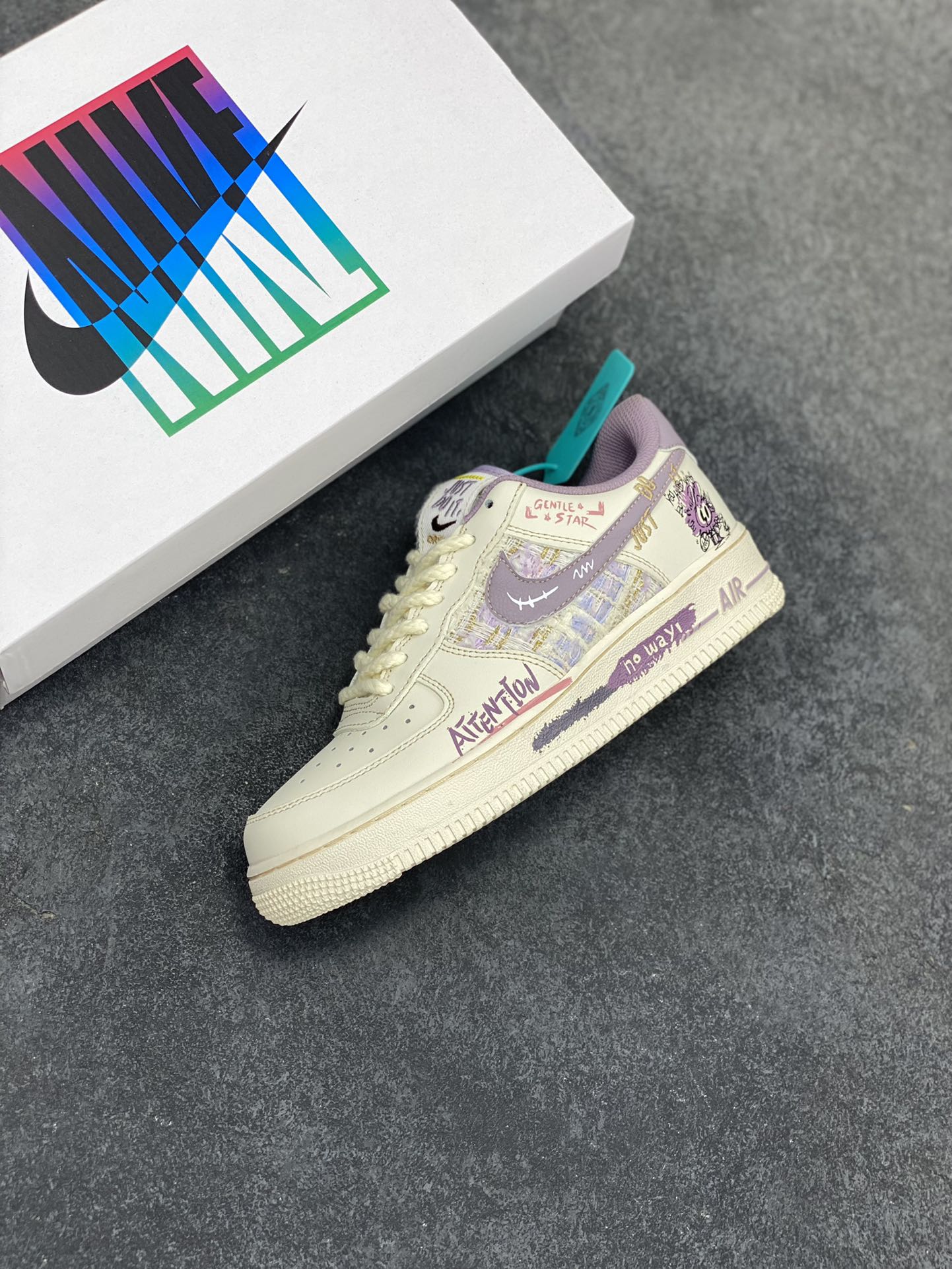图片[7]-小香风系列“紫兔宝宝” Air Force 1’07 Low \”Purple Rabbit Baby\”空军一号经典低帮百搭休闲运动板鞋 – 在宠物领域，一些淡紫色毛发的兔子品种如英系安哥拉兔，被人们昵称为“紫兔宝宝”，它们模样可爱，毛茸茸的外表十分惹人喜爱。在迪士尼的卡通形象中，星黛露是一只紫色的兔子，也常被粉丝亲切地叫做“紫兔宝宝”，它怀揣着成为舞蹈家的梦想，深受小朋友和粉丝们的喜爱 货号：FJ7740-910 尺码：36 36.5 37.5 38 38.5 39 40 40.5 41 42 42.5 43 44 44.5 45-选品中心