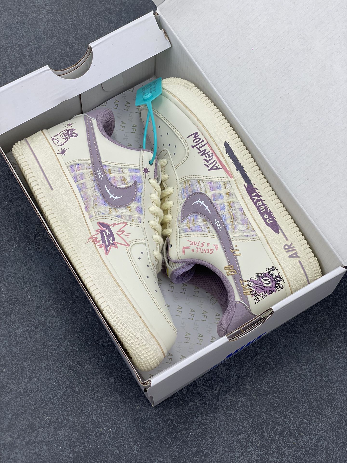 图片[9]-小香风系列“紫兔宝宝” Air Force 1’07 Low \”Purple Rabbit Baby\”空军一号经典低帮百搭休闲运动板鞋 – 在宠物领域，一些淡紫色毛发的兔子品种如英系安哥拉兔，被人们昵称为“紫兔宝宝”，它们模样可爱，毛茸茸的外表十分惹人喜爱。在迪士尼的卡通形象中，星黛露是一只紫色的兔子，也常被粉丝亲切地叫做“紫兔宝宝”，它怀揣着成为舞蹈家的梦想，深受小朋友和粉丝们的喜爱 货号：FJ7740-910 尺码：36 36.5 37.5 38 38.5 39 40 40.5 41 42 42.5 43 44 44.5 45-选品中心
