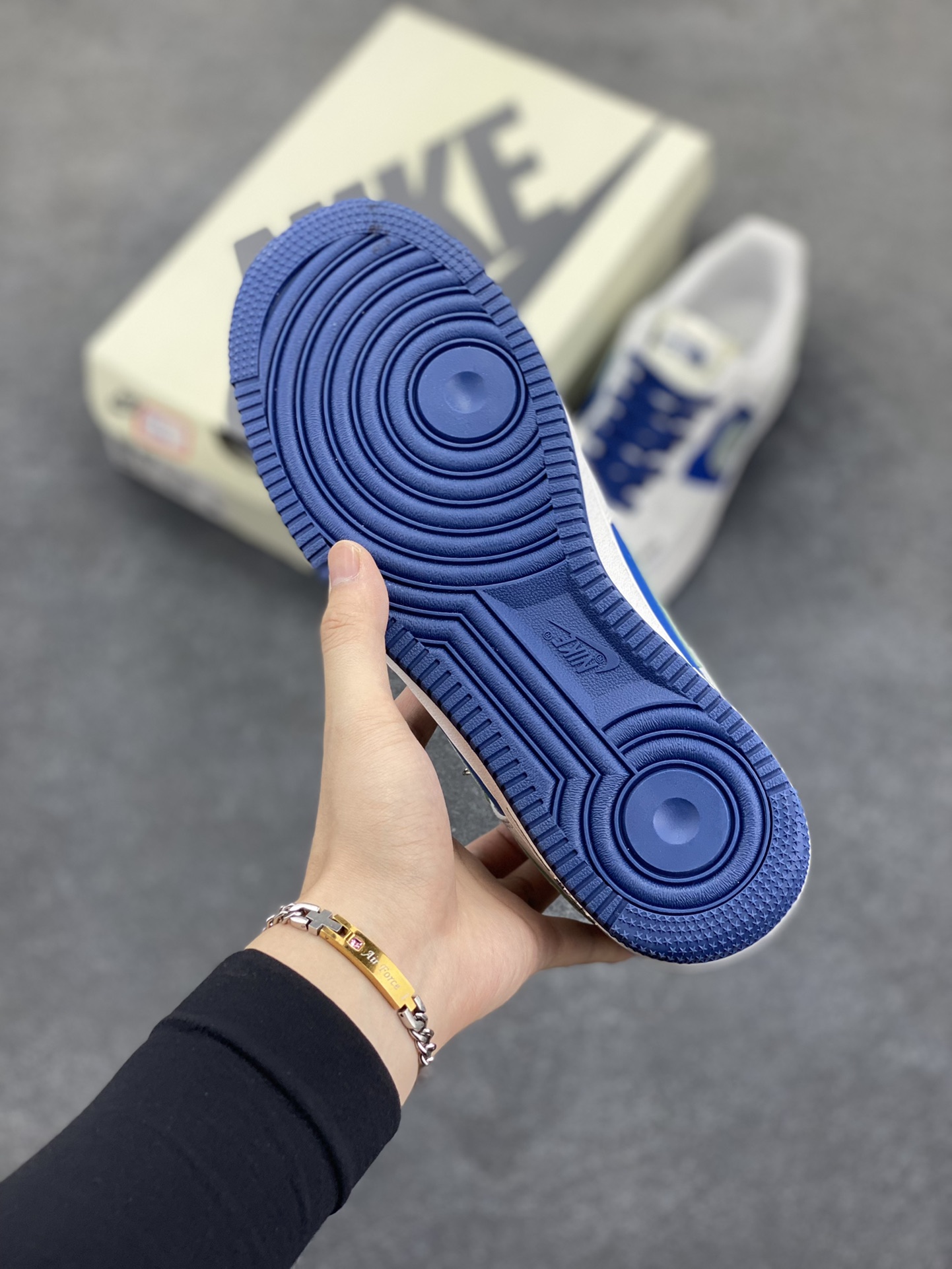 图片[5]-Nike Air Force 1 Low 空军一号低帮百搭休闲运动板鞋。柔软、弹性十足的缓震性能和出色的中底设计，横跨复古与现代的外型结合，造就出风靡全球三十多年的Force 1，直到今天还深受青睐。 货号：DQ7659-106 尺码：36 36.5 37.5 38 38.5 39 40 40.5 41 42 42.5 43 44 44.5 45-选品中心