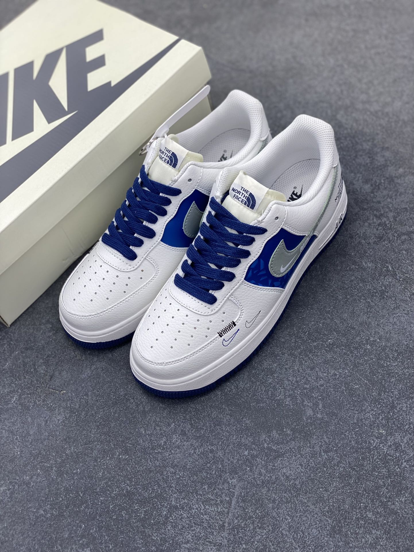 图片[8]-Nike Air Force 1 Low 空军一号低帮百搭休闲运动板鞋。柔软、弹性十足的缓震性能和出色的中底设计，横跨复古与现代的外型结合，造就出风靡全球三十多年的Force 1，直到今天还深受青睐。 货号：DQ7659-106 尺码：36 36.5 37.5 38 38.5 39 40 40.5 41 42 42.5 43 44 44.5 45-选品中心
