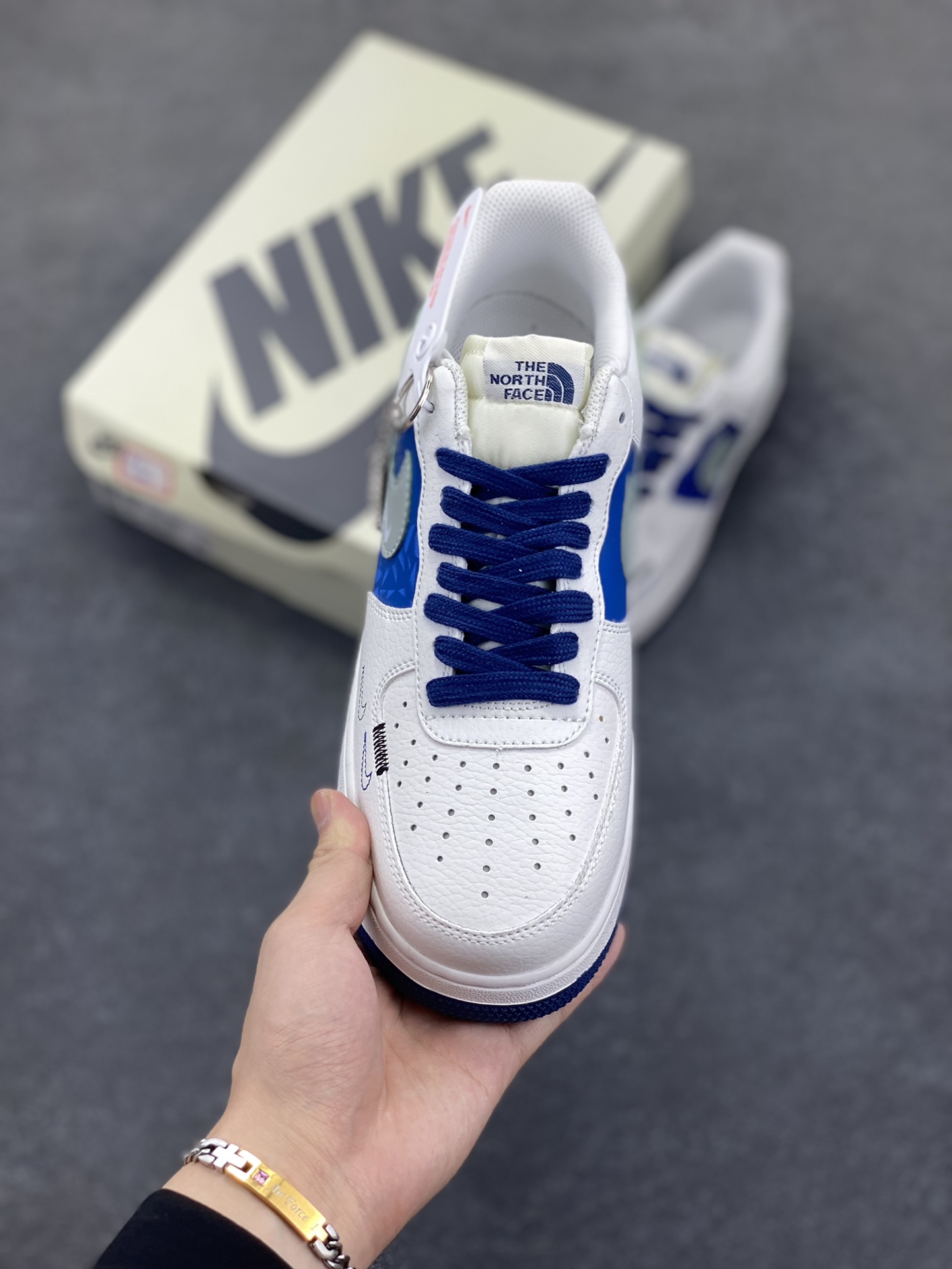 图片[2]-Nike Air Force 1 Low 空军一号低帮百搭休闲运动板鞋。柔软、弹性十足的缓震性能和出色的中底设计，横跨复古与现代的外型结合，造就出风靡全球三十多年的Force 1，直到今天还深受青睐。 货号：DQ7659-106 尺码：36 36.5 37.5 38 38.5 39 40 40.5 41 42 42.5 43 44 44.5 45-选品中心