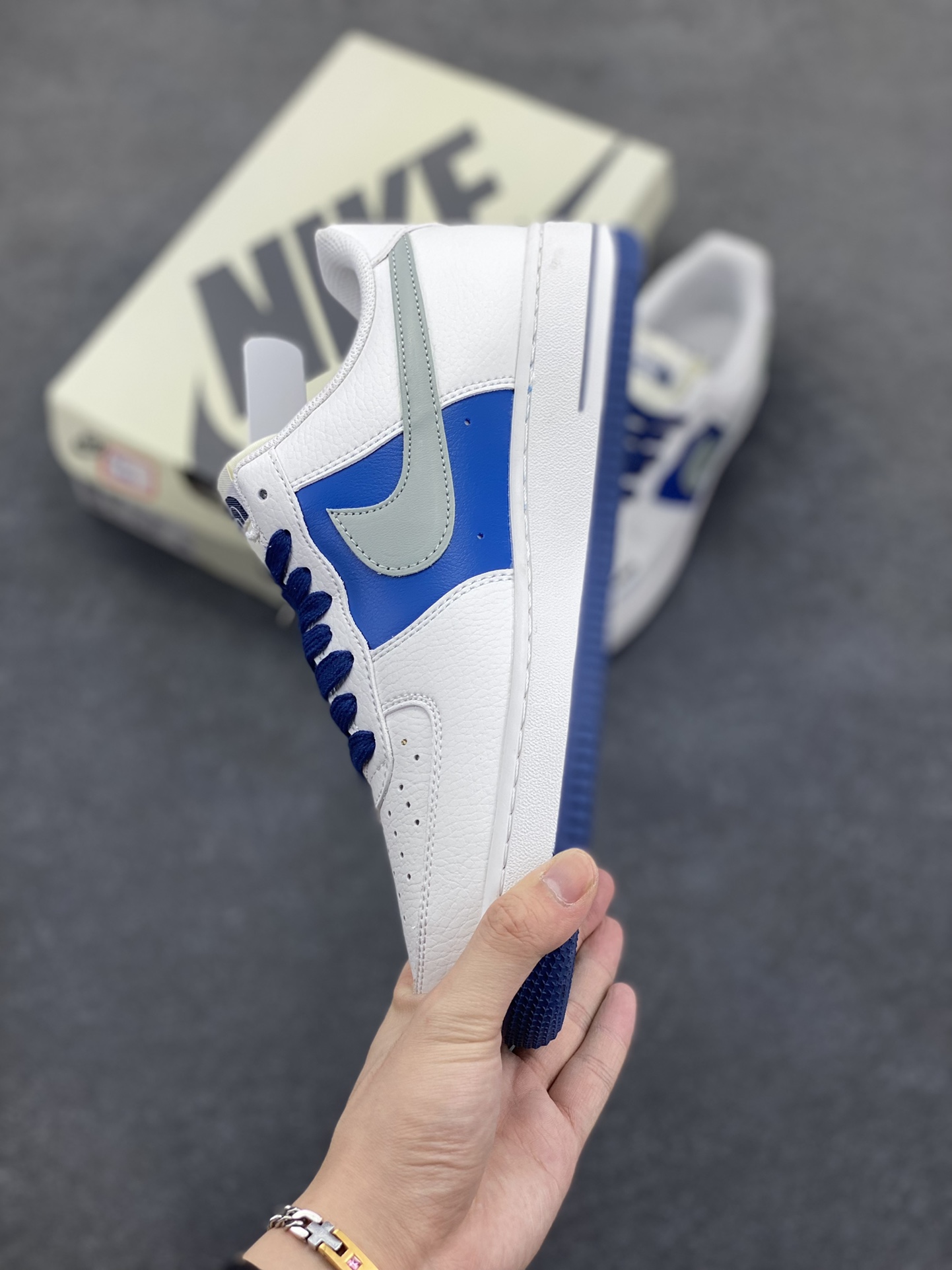 图片[3]-Nike Air Force 1 Low 空军一号低帮百搭休闲运动板鞋。柔软、弹性十足的缓震性能和出色的中底设计，横跨复古与现代的外型结合，造就出风靡全球三十多年的Force 1，直到今天还深受青睐。 货号：DQ7659-106 尺码：36 36.5 37.5 38 38.5 39 40 40.5 41 42 42.5 43 44 44.5 45-选品中心