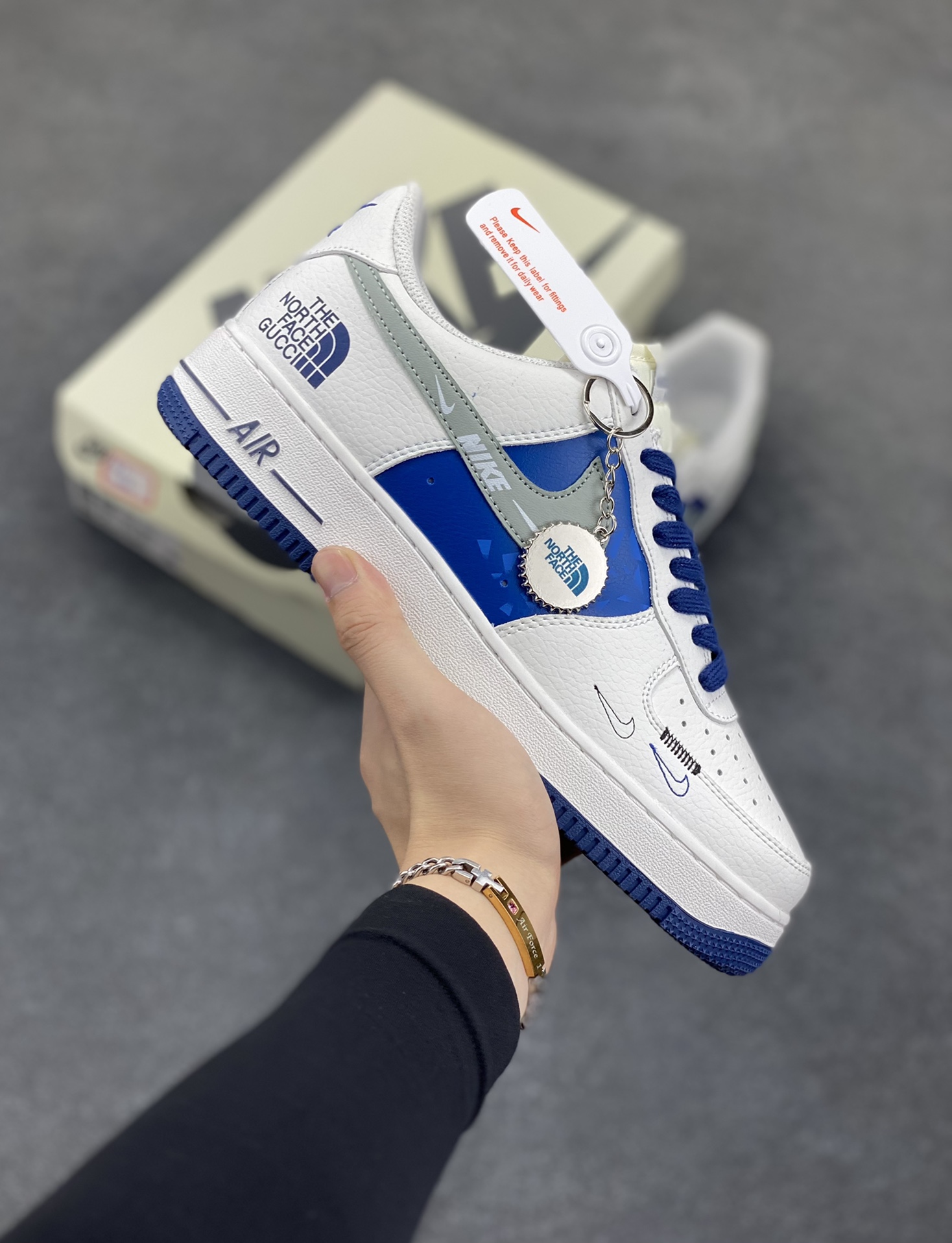 Nike Air Force 1 Low 空军一号低帮百搭休闲运动板鞋。柔软、弹性十足的缓震性能和出色的中底设计,横跨复古与现代的外型结合,造就出风靡全球三十多年的Force 1,直到今天还深受青睐。 货号:DQ7659-106 尺码:36 36.5 37.5 38 38.5 39 40 40.5 41 42 42.5 43 44 44.5 45-选品中心