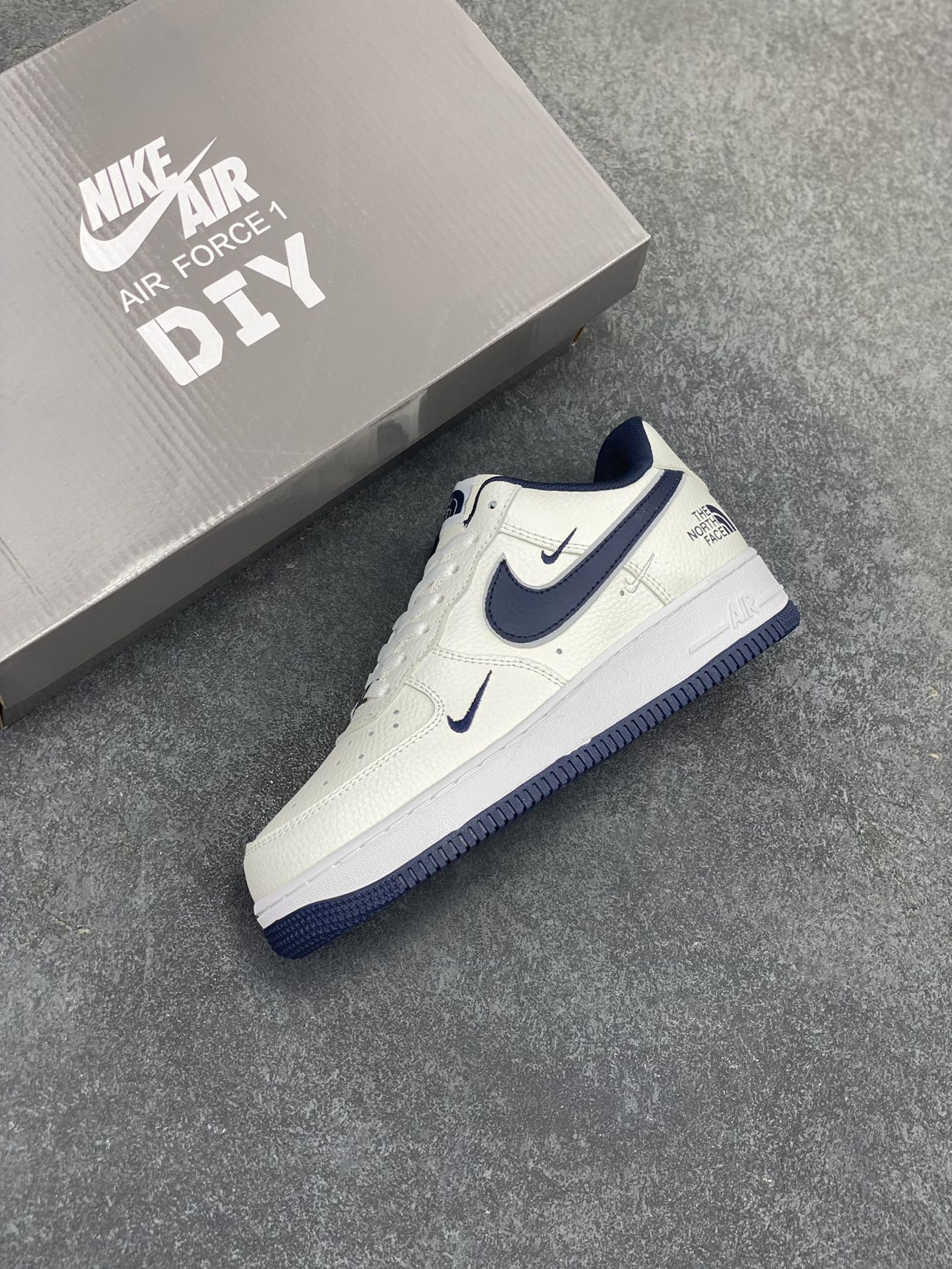 图片[7]-高端定制Nike Air Force 1 \’07 Low 北面联名— 白蓝三钩 高端定制 低帮休闲板鞋 定制鞋盒 大厂纯原品质出货 超高清洁度 皮料切割干净无任何毛边 细节完美 货号：AM1588-008 尺码：36 36.5 37.5 38 38.5 39 40 40.5 41 42 42.5 43 44 44.5 45-选品中心