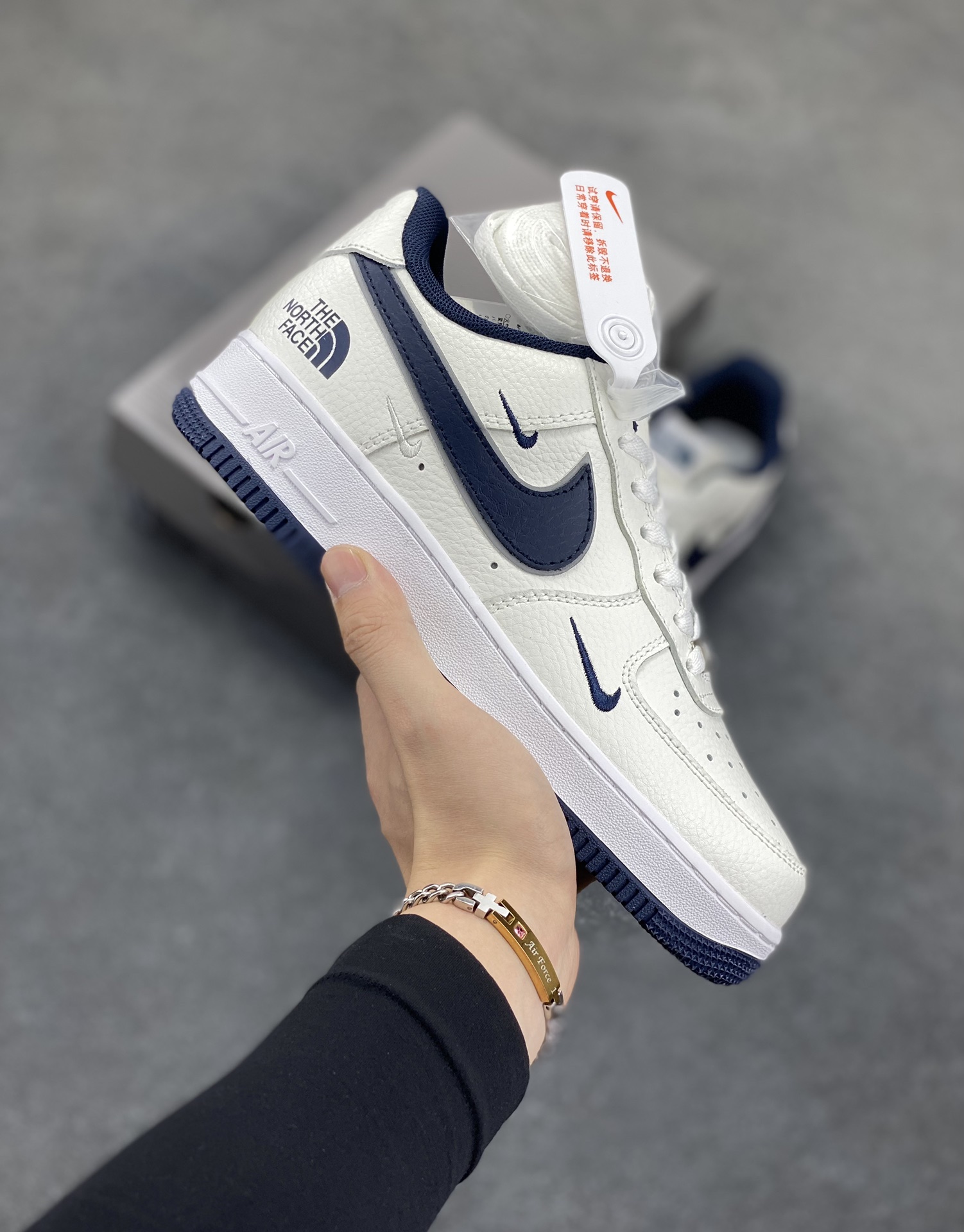 高端定制Nike Air Force 1 \’07 Low 北面联名— 白蓝三钩 高端定制 低帮休闲板鞋 定制鞋盒 大厂纯原品质出货 超高清洁度 皮料切割干净无任何毛边 细节完美 货号：AM1588-008 尺码：36 36.5 37.5 38 38.5 39 40 40.5 41 42 42.5 43 44 44.5 45-选品中心
