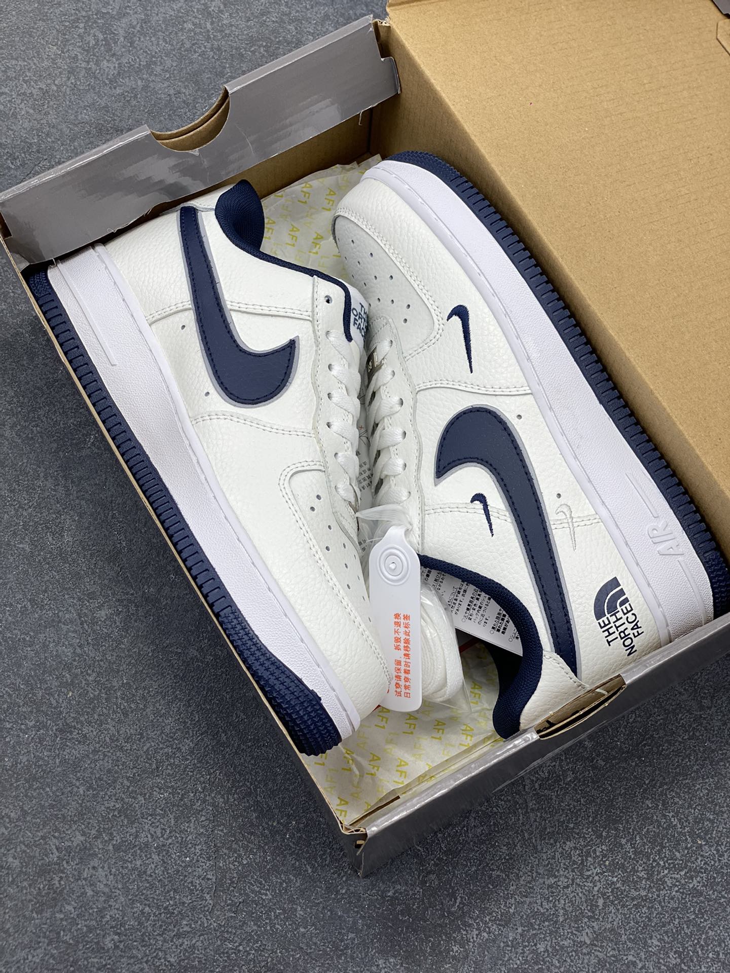 图片[9]-高端定制Nike Air Force 1 \’07 Low 北面联名— 白蓝三钩 高端定制 低帮休闲板鞋 定制鞋盒 大厂纯原品质出货 超高清洁度 皮料切割干净无任何毛边 细节完美 货号：AM1588-008 尺码：36 36.5 37.5 38 38.5 39 40 40.5 41 42 42.5 43 44 44.5 45-选品中心