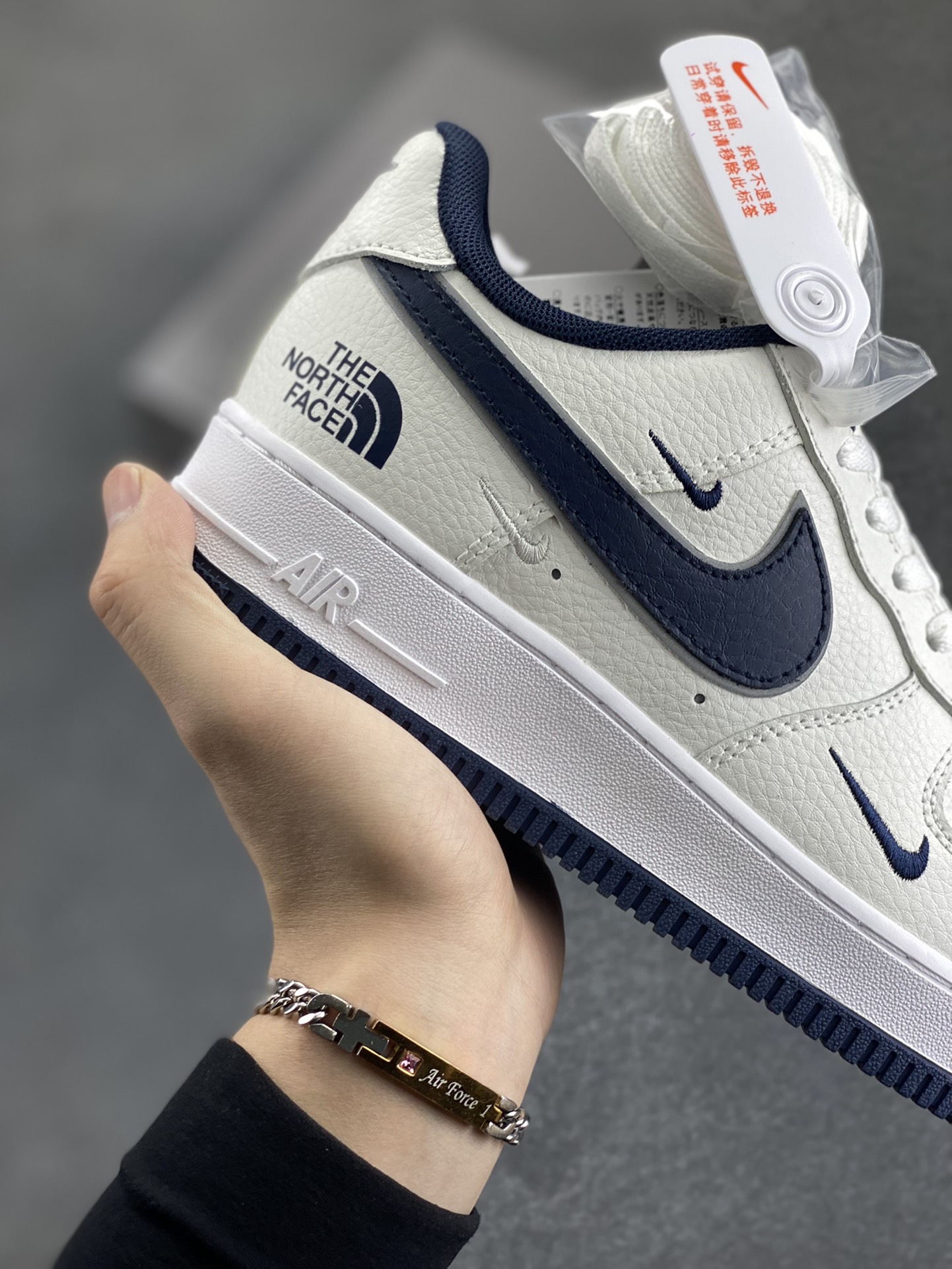 图片[6]-高端定制Nike Air Force 1 \’07 Low 北面联名— 白蓝三钩 高端定制 低帮休闲板鞋 定制鞋盒 大厂纯原品质出货 超高清洁度 皮料切割干净无任何毛边 细节完美 货号：AM1588-008 尺码：36 36.5 37.5 38 38.5 39 40 40.5 41 42 42.5 43 44 44.5 45-选品中心