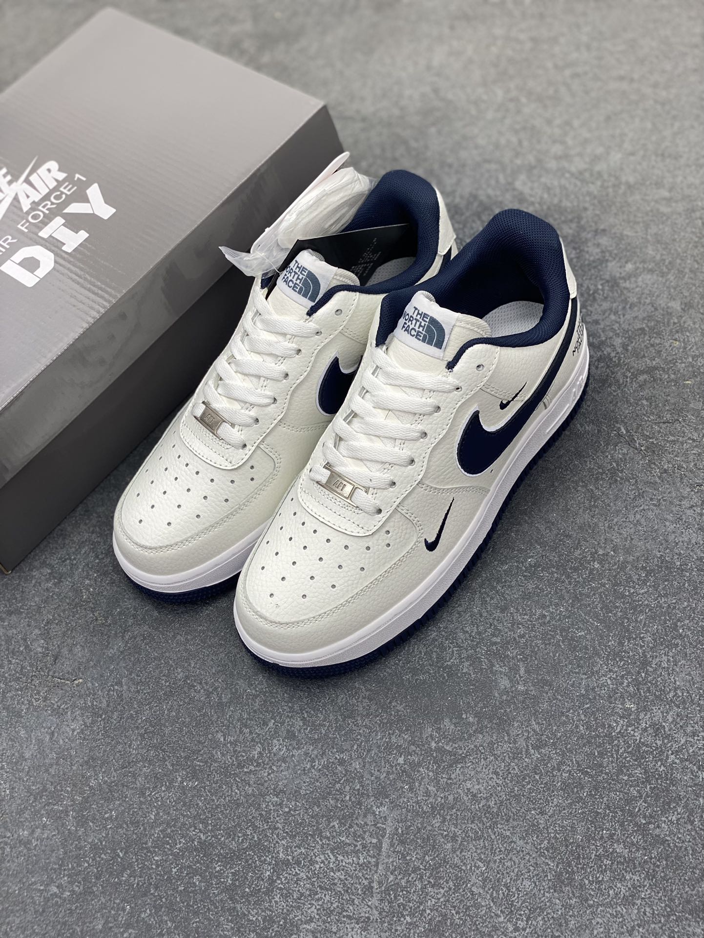 图片[8]-高端定制Nike Air Force 1 \’07 Low 北面联名— 白蓝三钩 高端定制 低帮休闲板鞋 定制鞋盒 大厂纯原品质出货 超高清洁度 皮料切割干净无任何毛边 细节完美 货号：AM1588-008 尺码：36 36.5 37.5 38 38.5 39 40 40.5 41 42 42.5 43 44 44.5 45-选品中心